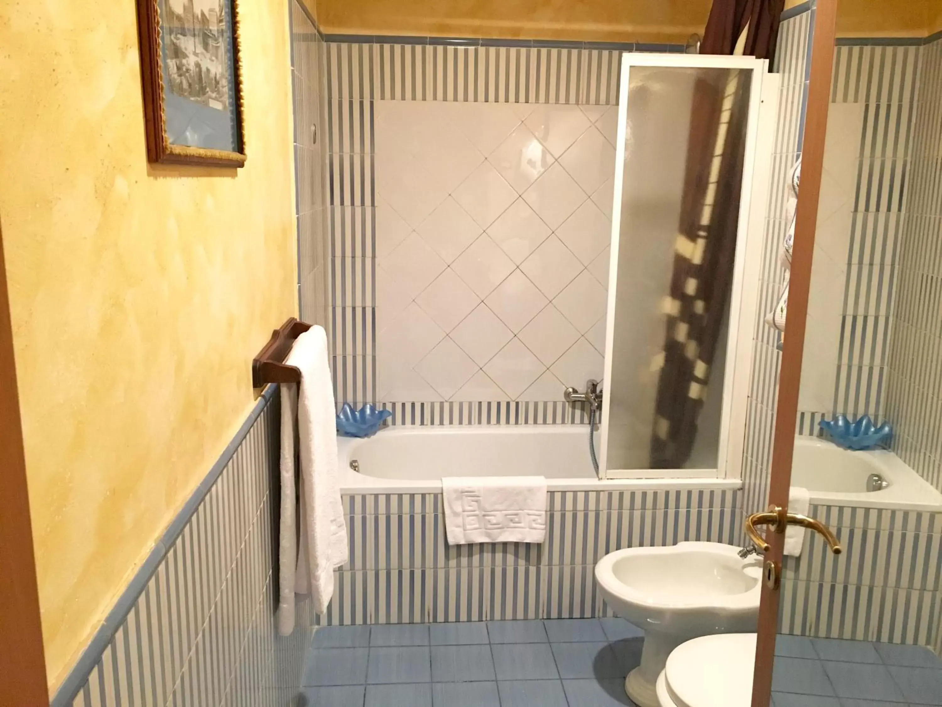 Shower, Balcony/Terrace in Residenza Ave Roma