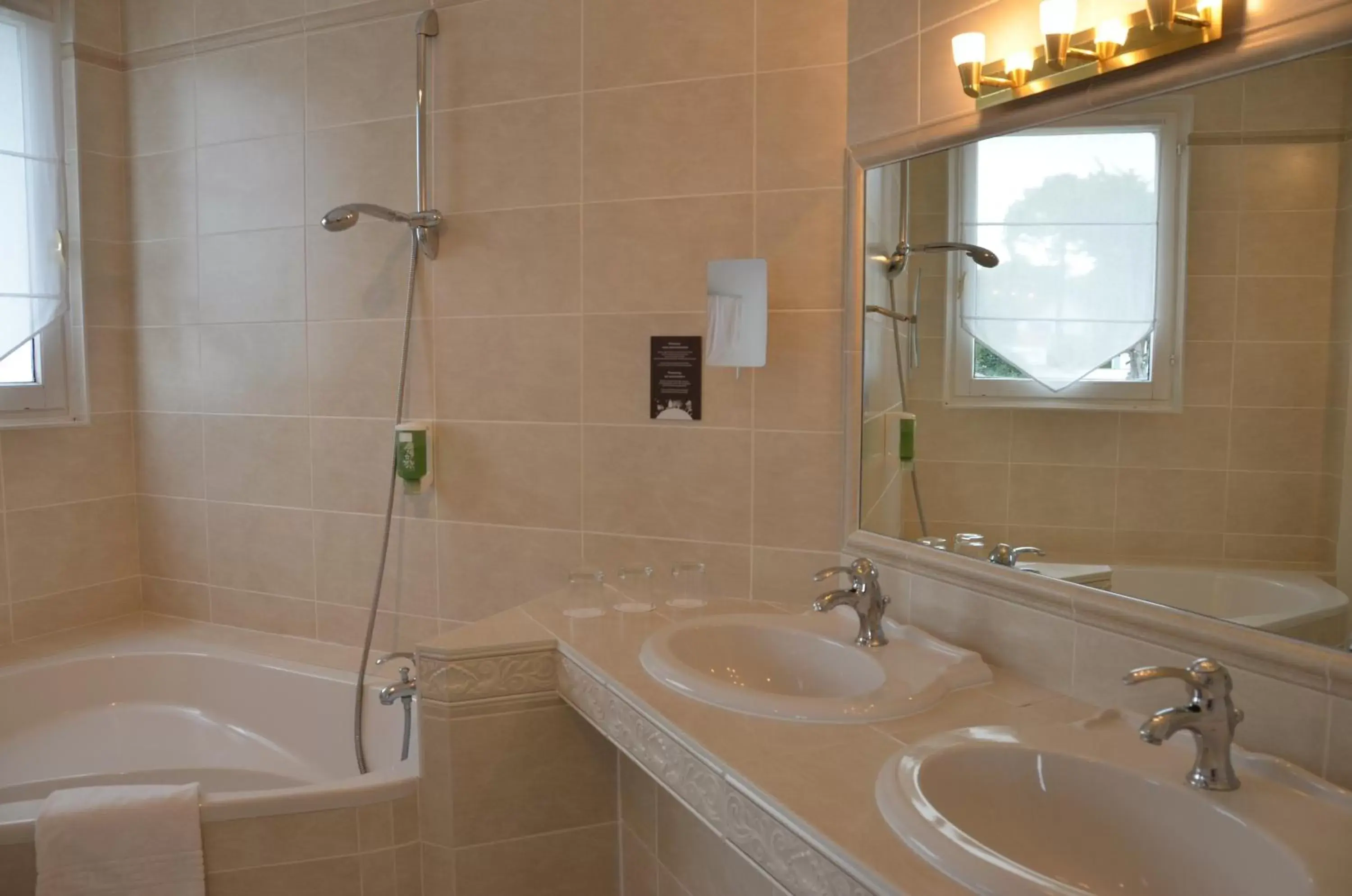 Bathroom in Hotel et Spa Les Cleunes Oléron
