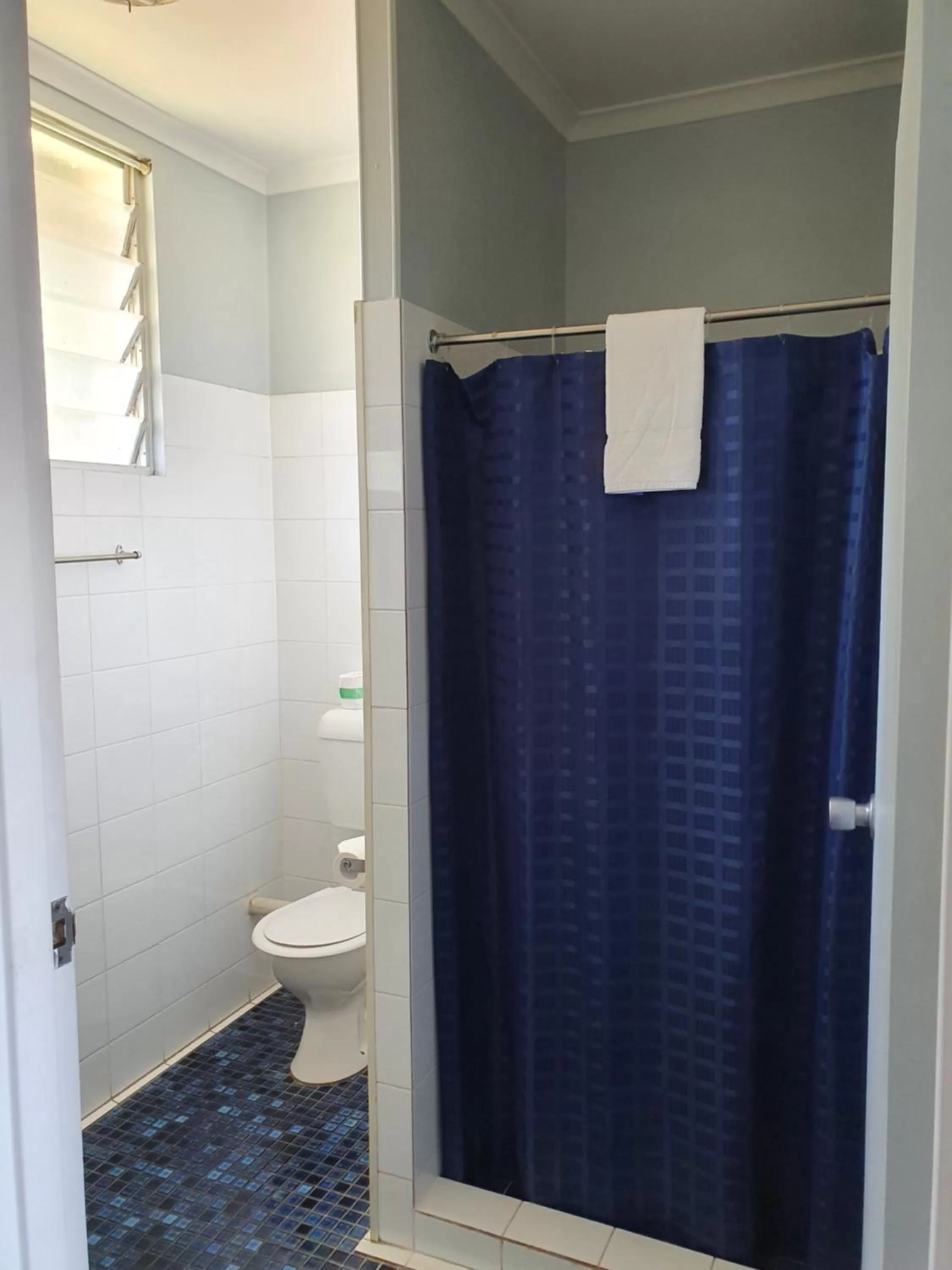 Shower in Kooyong Hotel