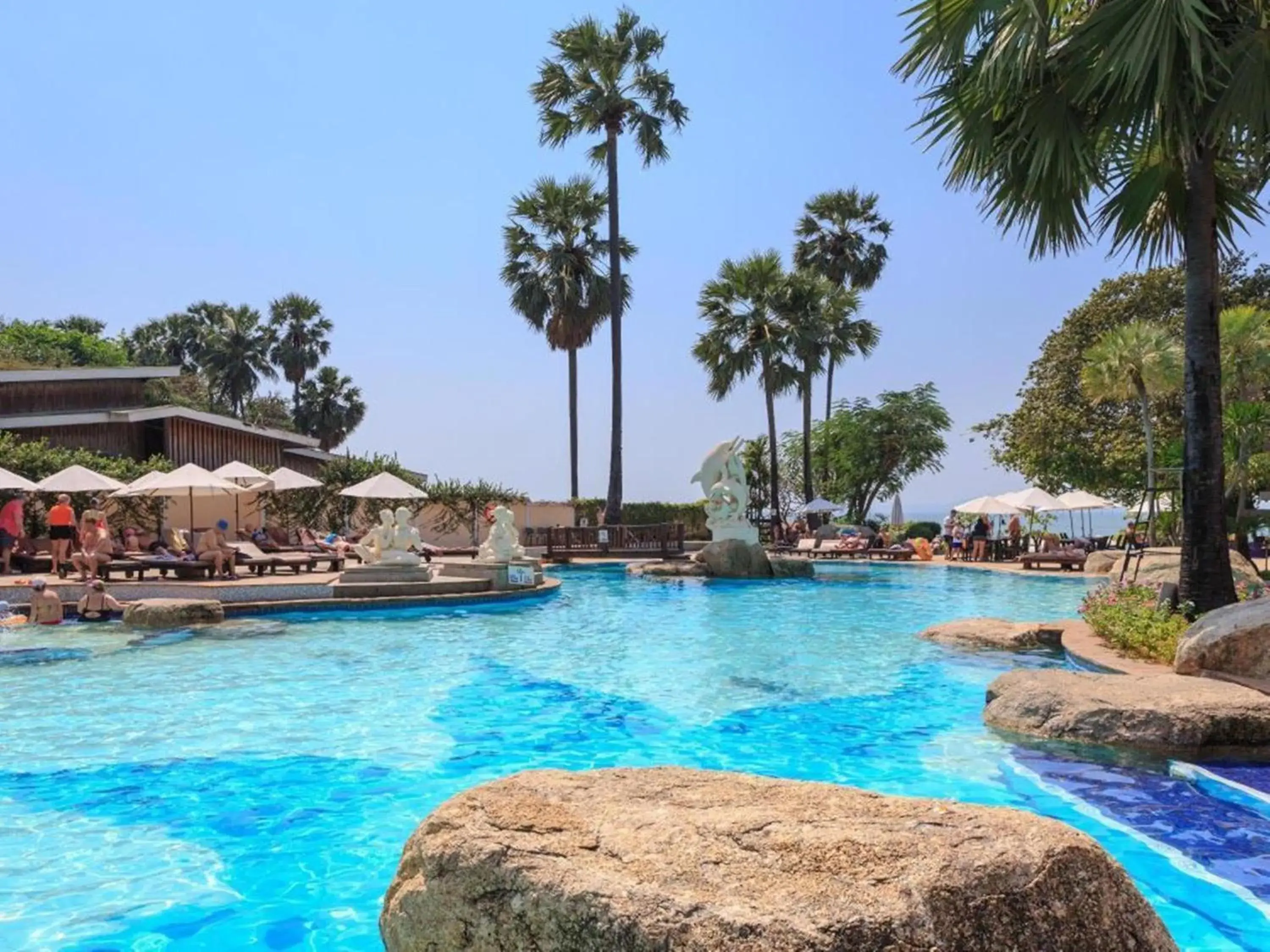 Swimming Pool in Long Beach Garden Hotel & Pavilions