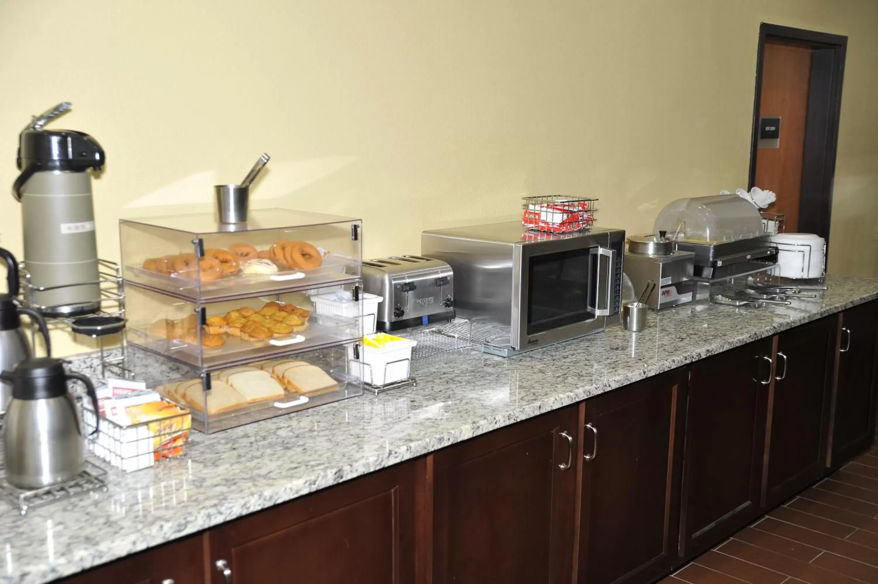 Communal kitchen, Food in Wingate by Wyndham Bowling Green