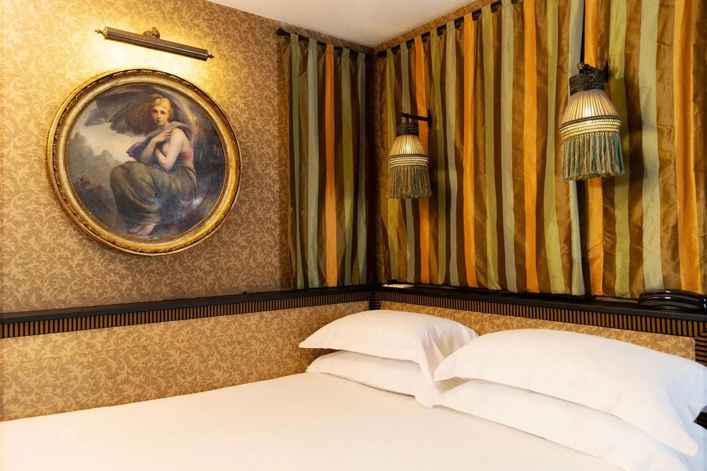 Bedroom, Bed in Hôtel Bourg Tibourg