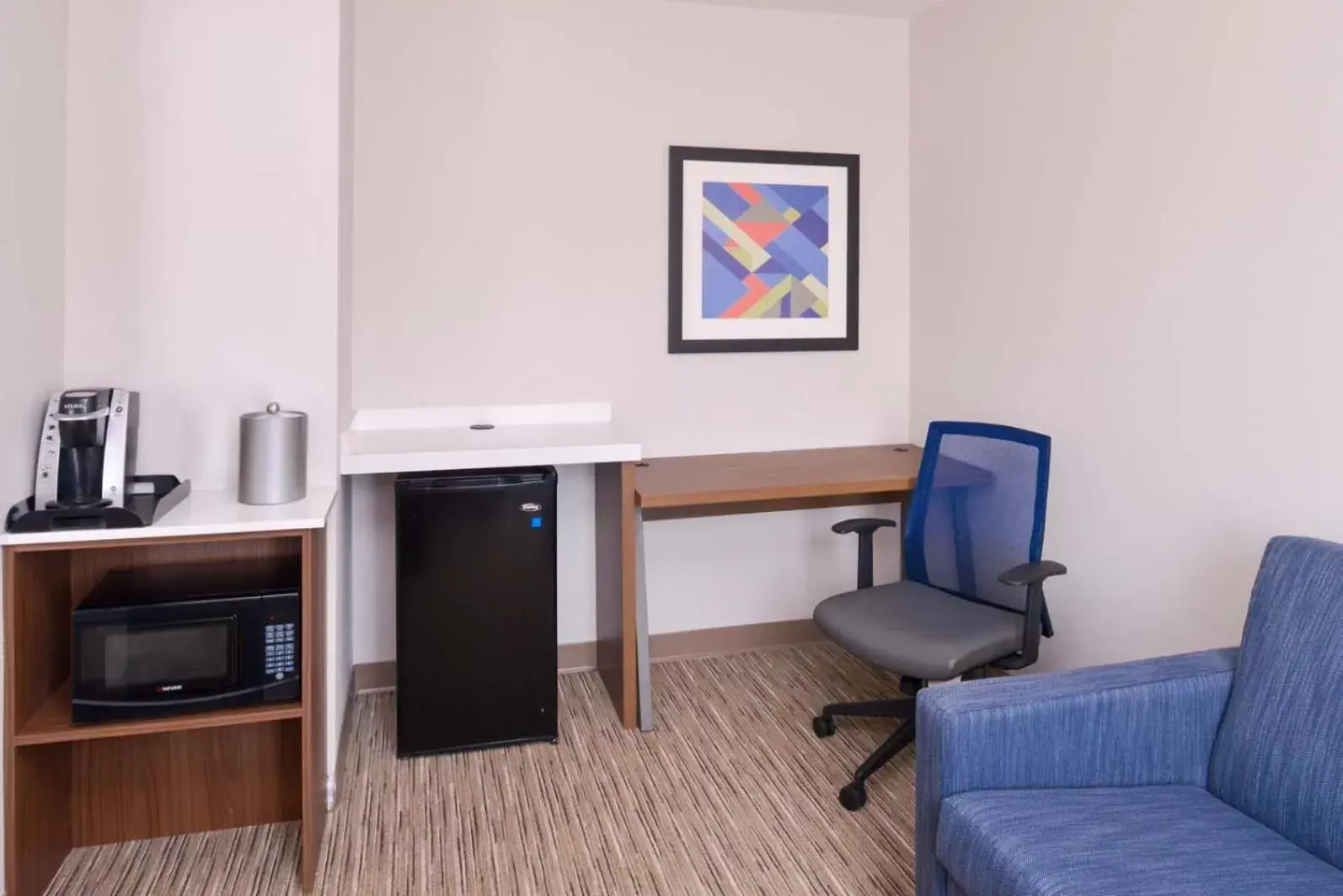 Seating area, TV/Entertainment Center in Holiday Inn Express Glenwood Springs Aspen Area, an IHG Hotel