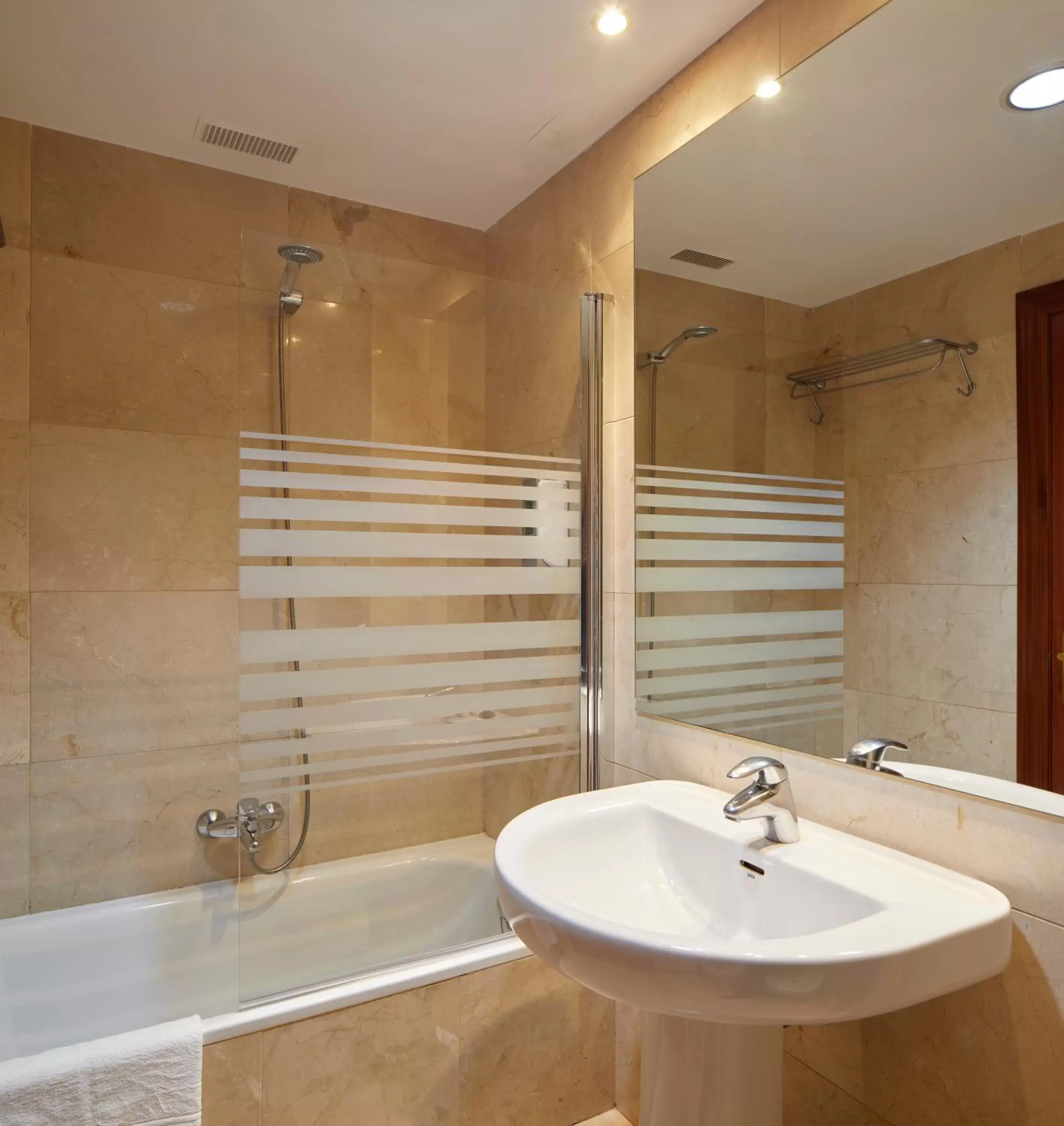 Bathroom in Hotel Logroño Avda de Madrid 25