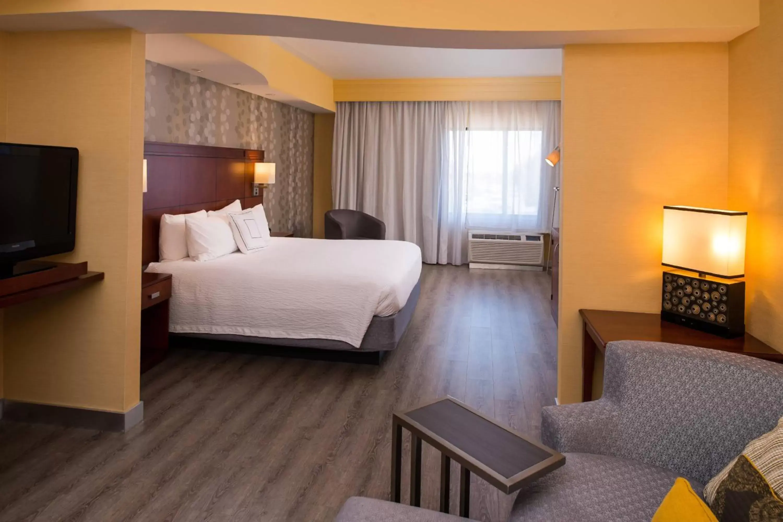 Photo of the whole room, Bed in Courtyard by Marriott Victorville Hesperia