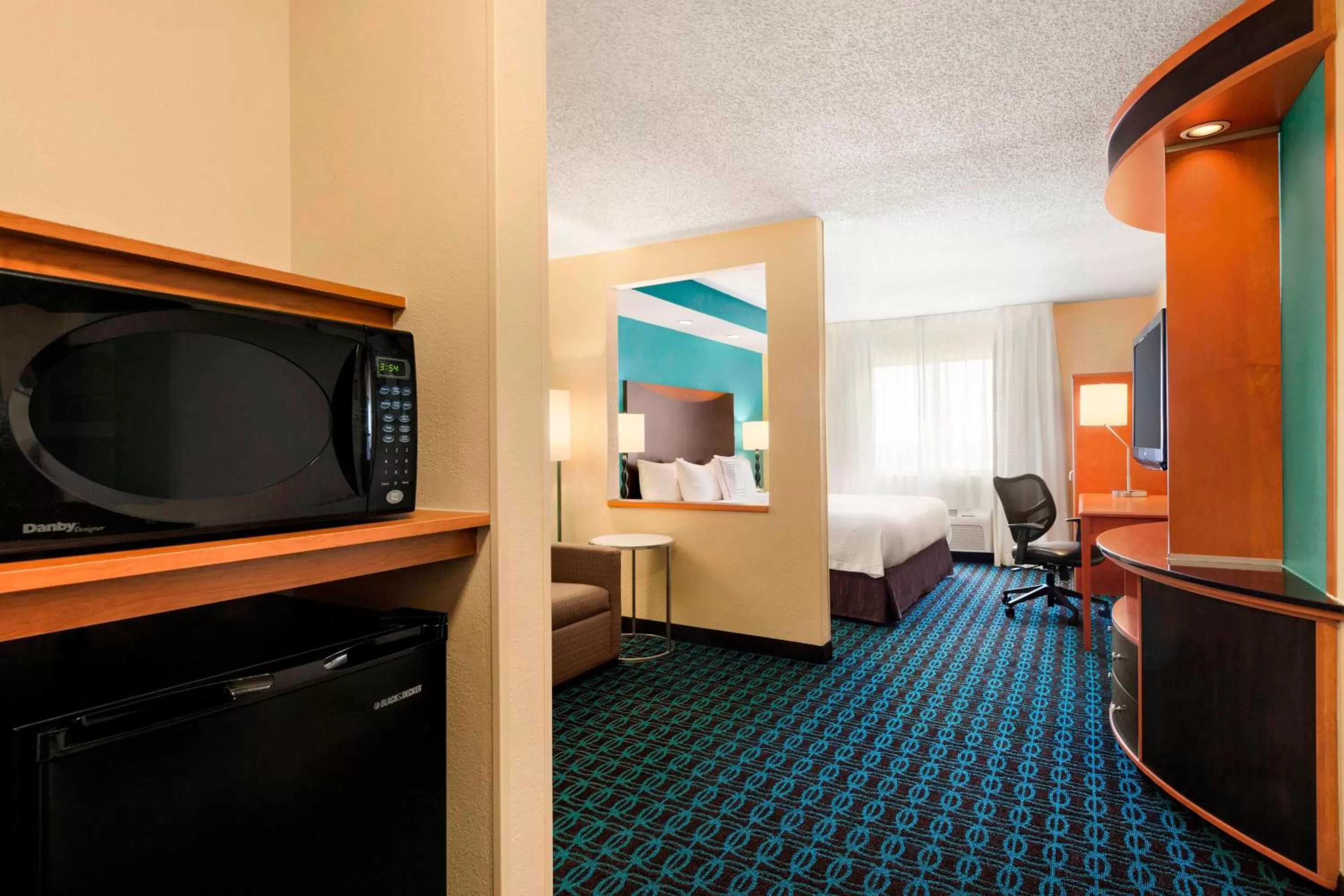 Photo of the whole room, TV/Entertainment Center in Fairfield Inn & Suites Oklahoma City Quail Springs/South Edmond