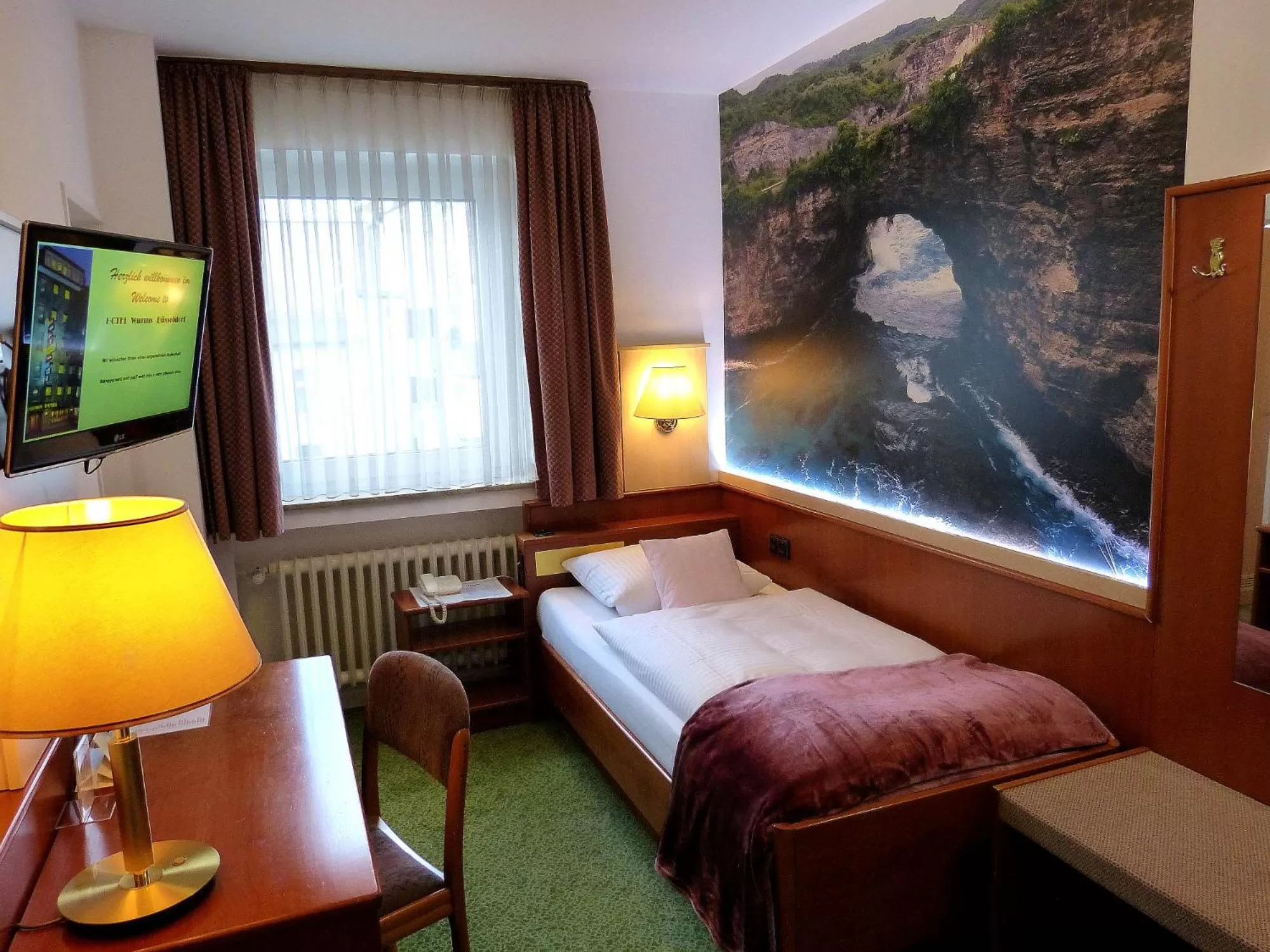 Photo of the whole room, Bed in Hotel Wurms