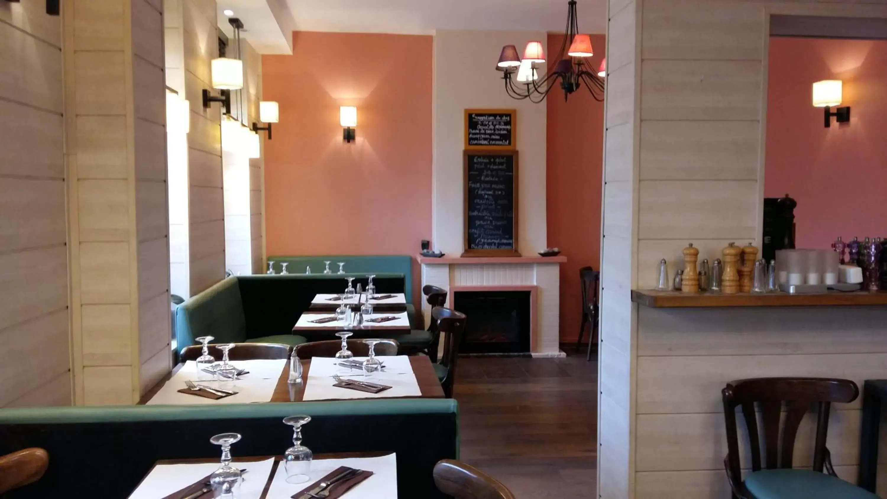 Restaurant/Places to Eat in Les Galets Bleus