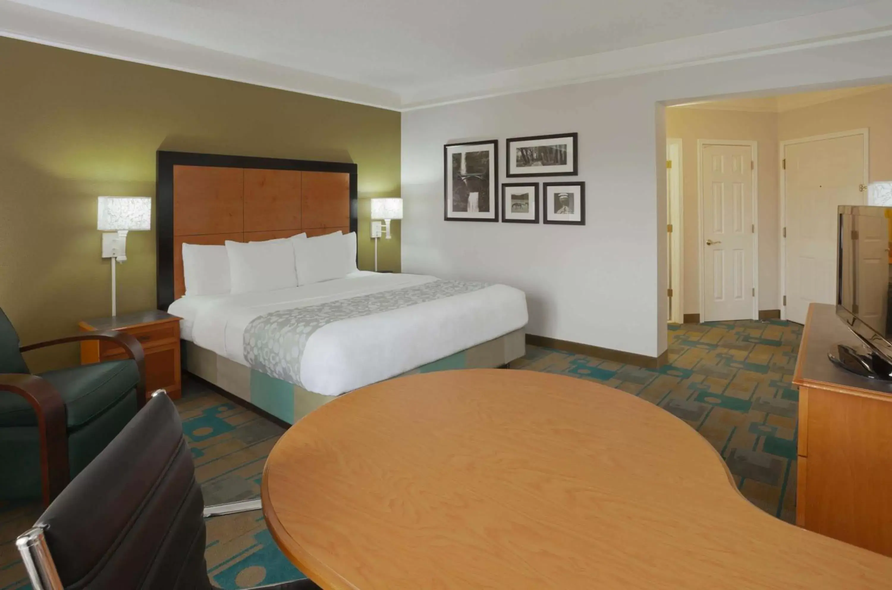 Photo of the whole room, Bed in La Quinta by Wyndham Salt Lake City Airport