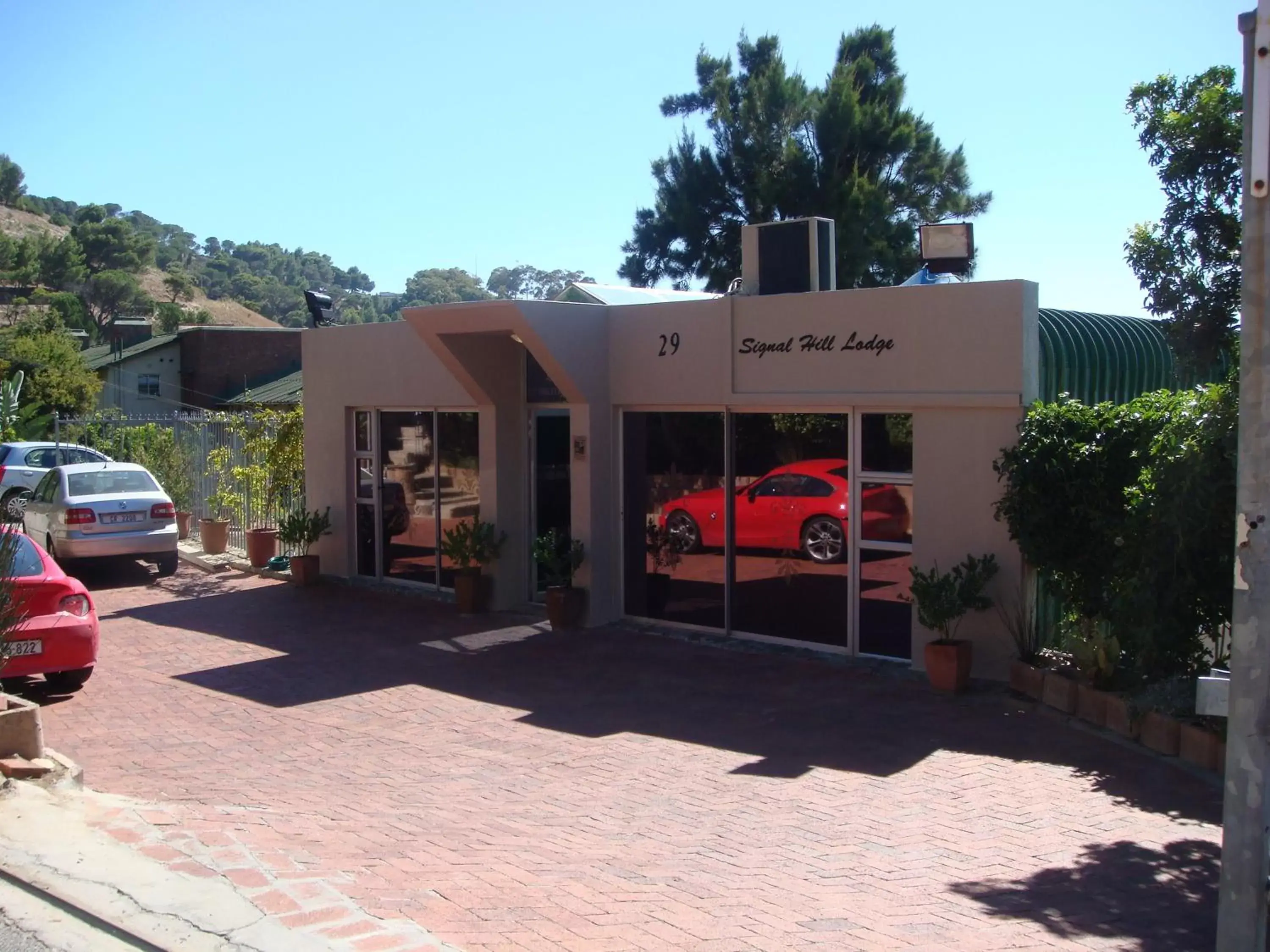 Facade/entrance in Signal Hill Lodge