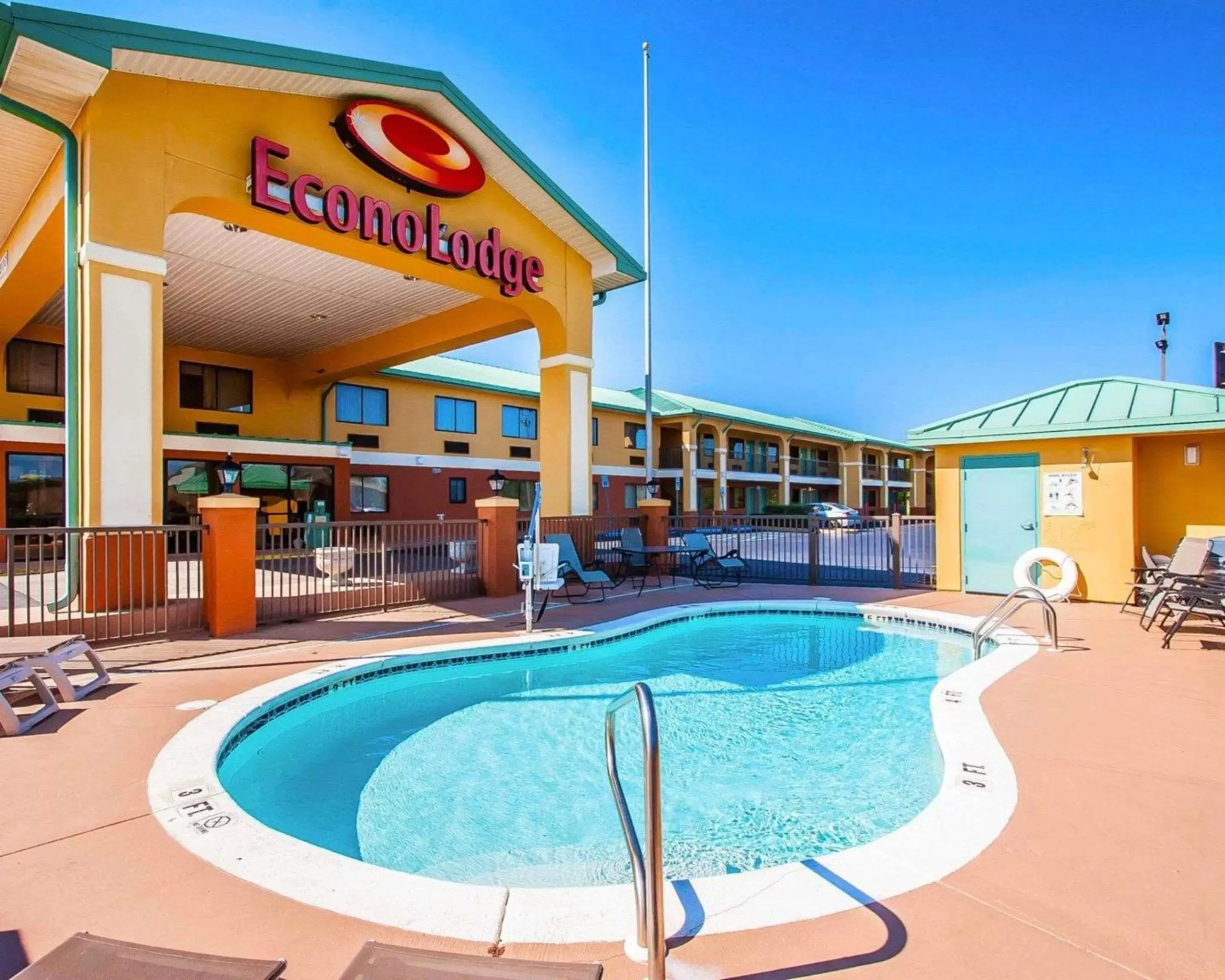 On site, Swimming Pool in Econo Lodge - Prattville