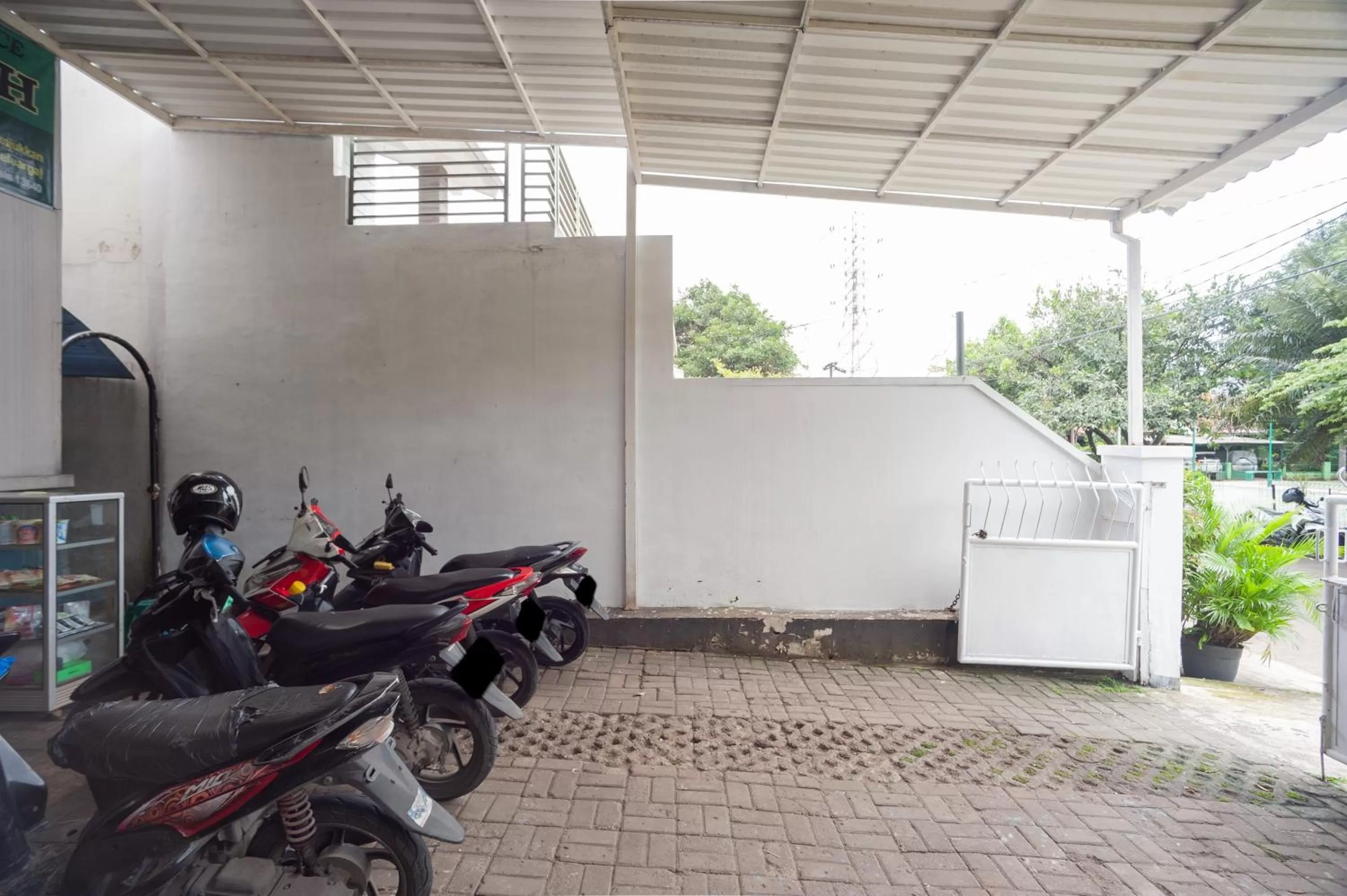 Property building in RedDoorz Syariah near PGC Cililitan