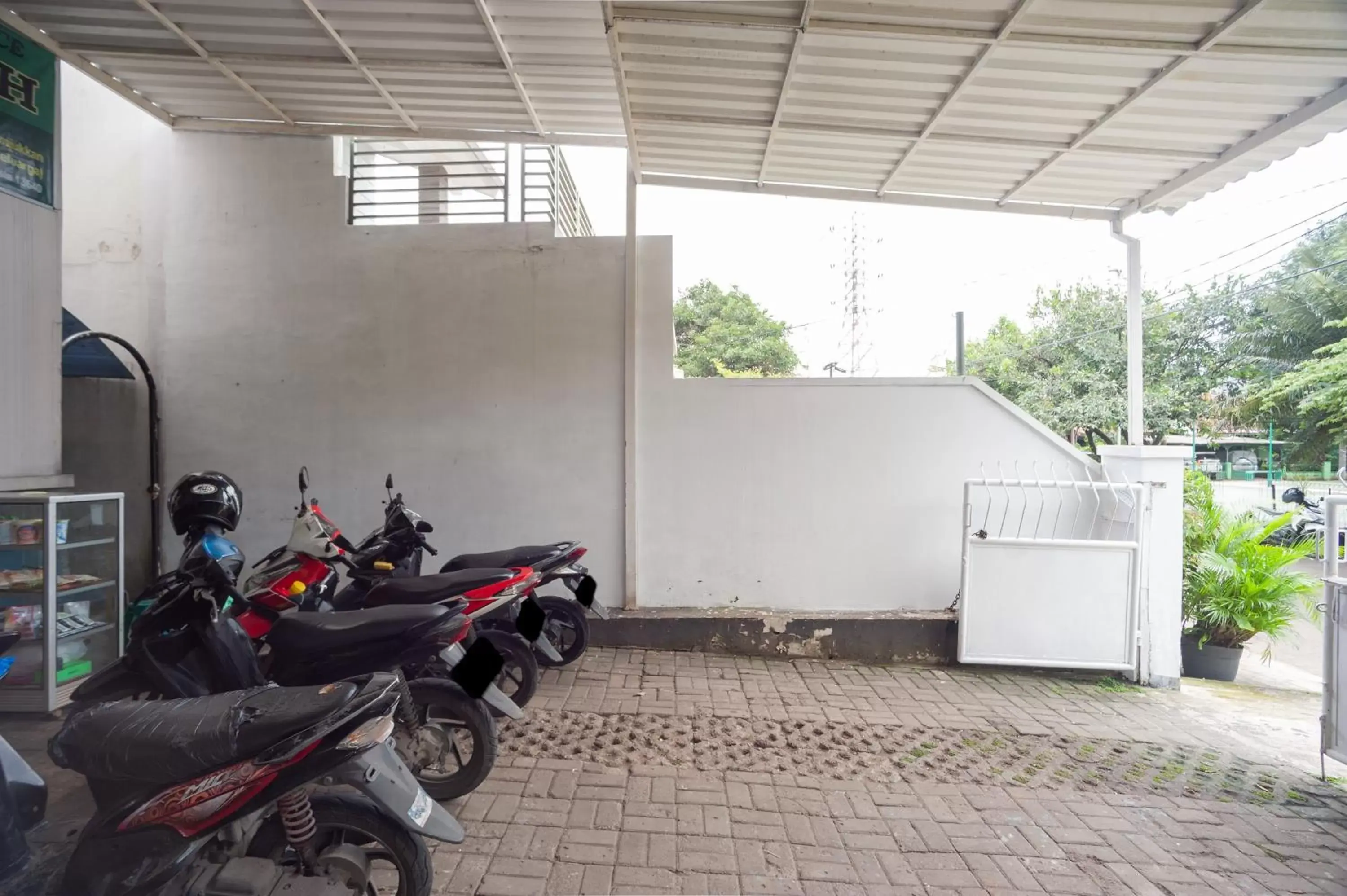 Property building in RedDoorz Syariah near PGC Cililitan Property building in RedDoorz Syariah near PGC Cililitan