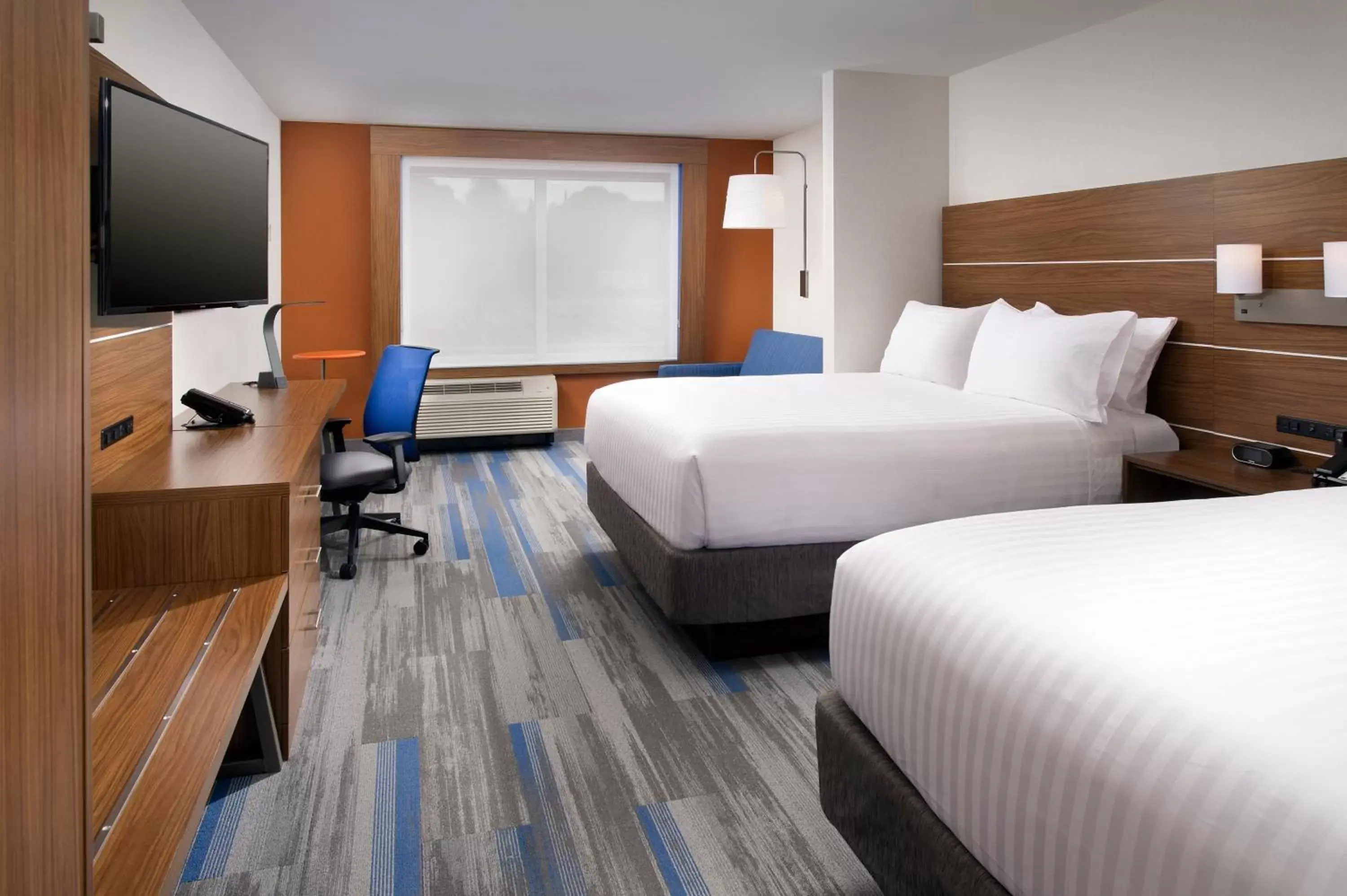 Photo of the whole room, Bed in Holiday Inn Express & Suites by IHG Altoona, an IHG Hotel
