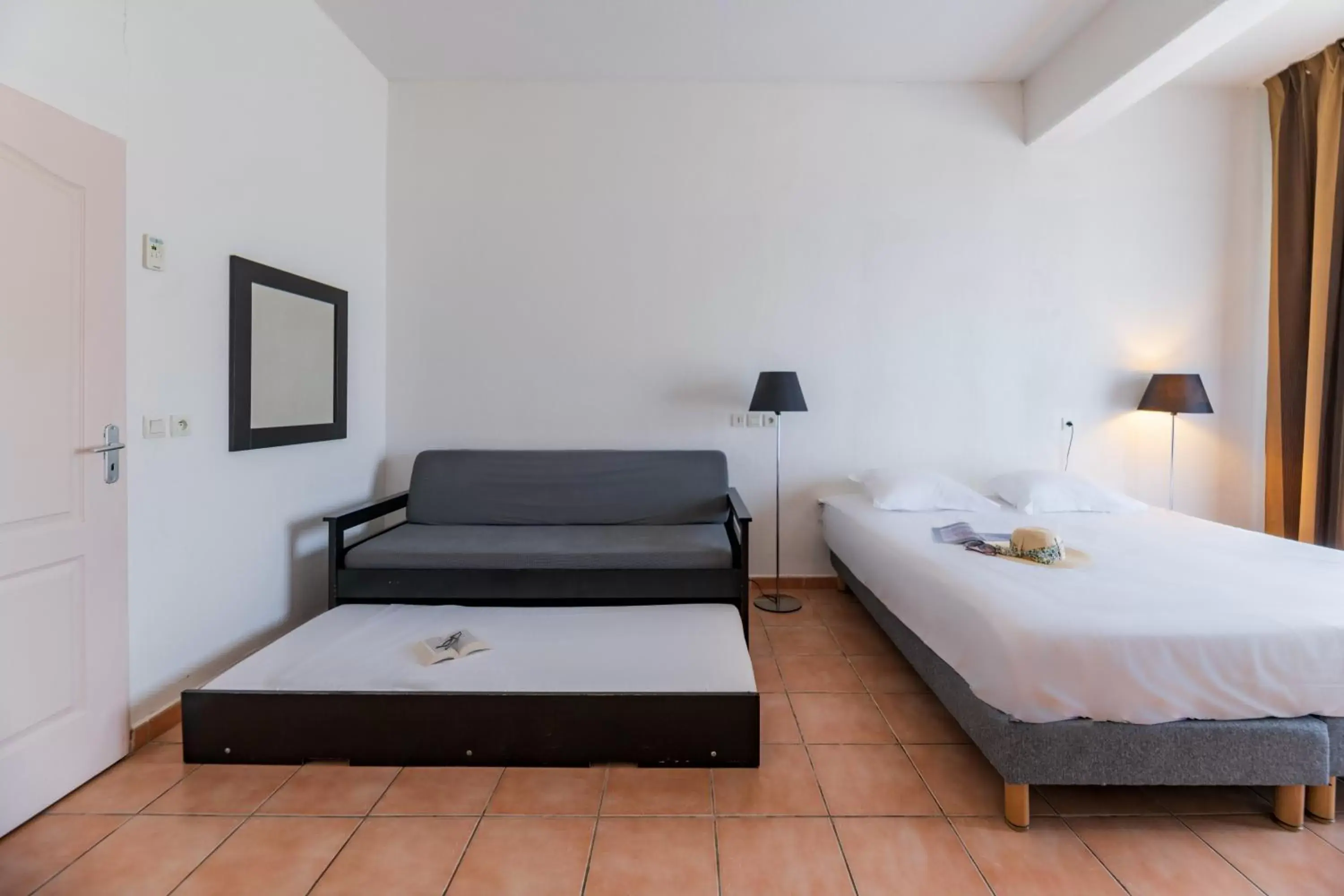 Photo of the whole room, Bed in Cerise Carcassonne Sud Photo of the whole room, Bed in Cerise Carcassonne Sud