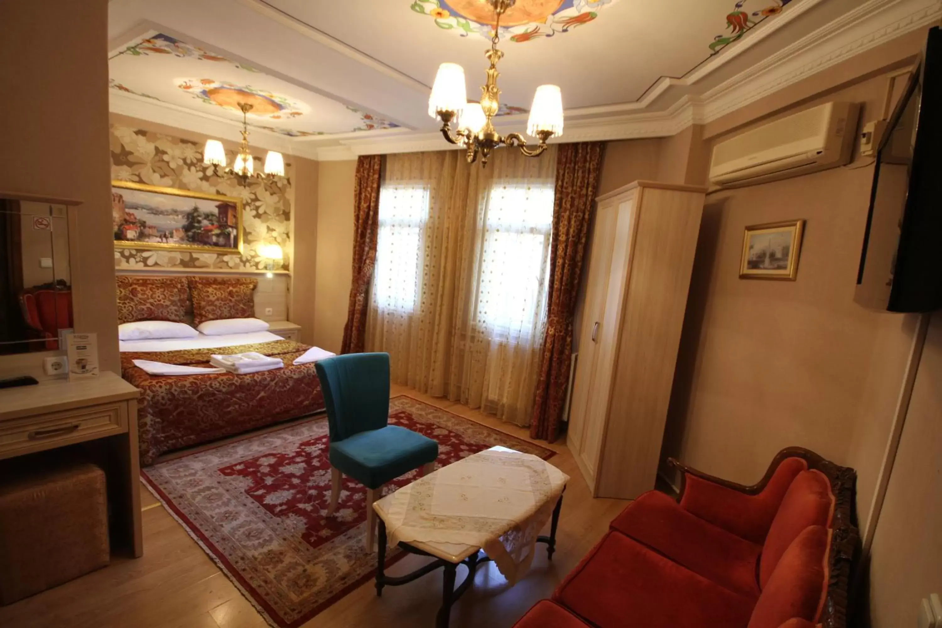 Photo of the whole room, Seating Area in Hotel Tashkonak Istanbul