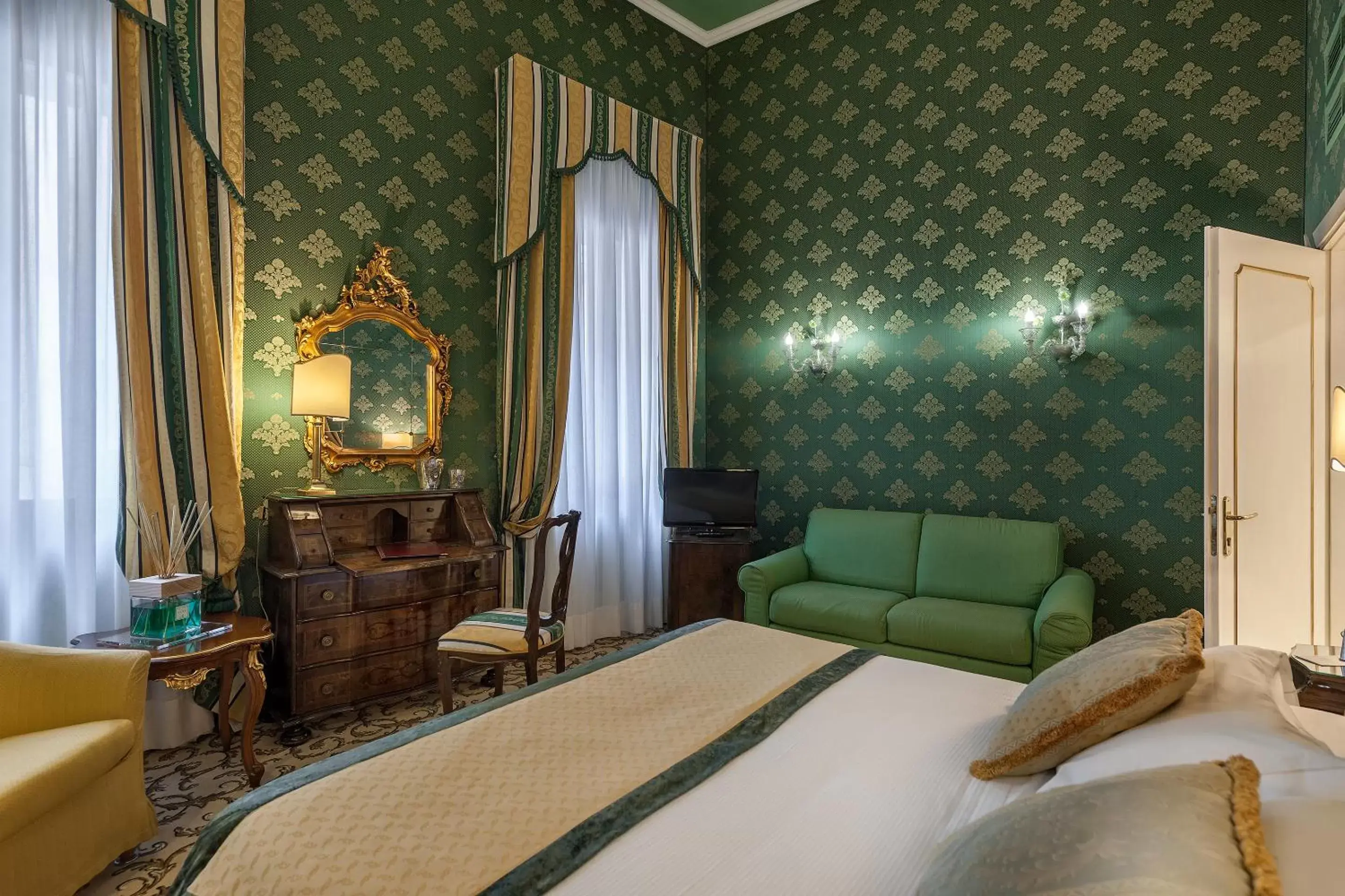 Photo of the whole room, Bed in Hotel Ca' dei Conti