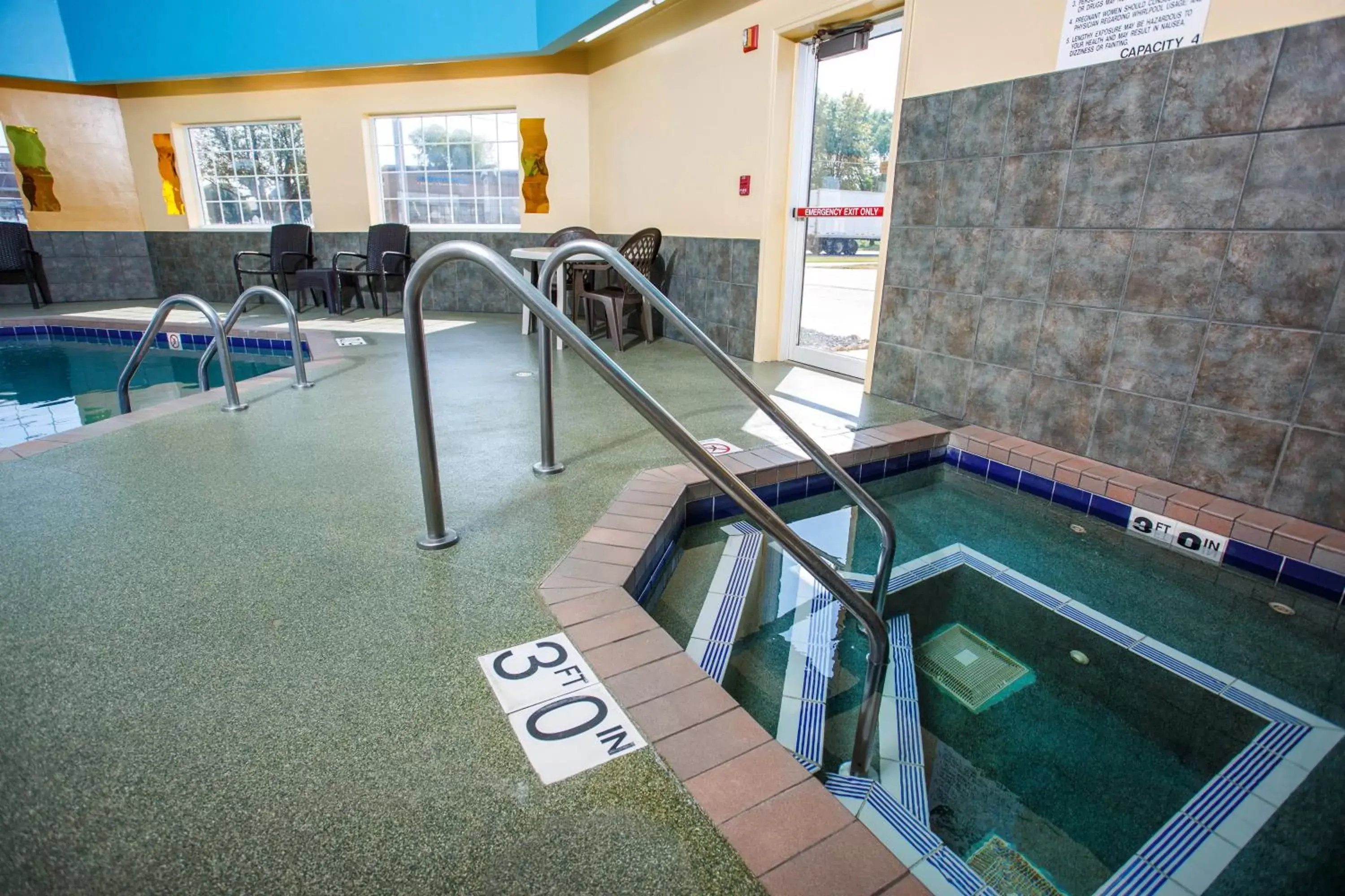 Hot Tub, Swimming Pool in Hotel J Green Bay