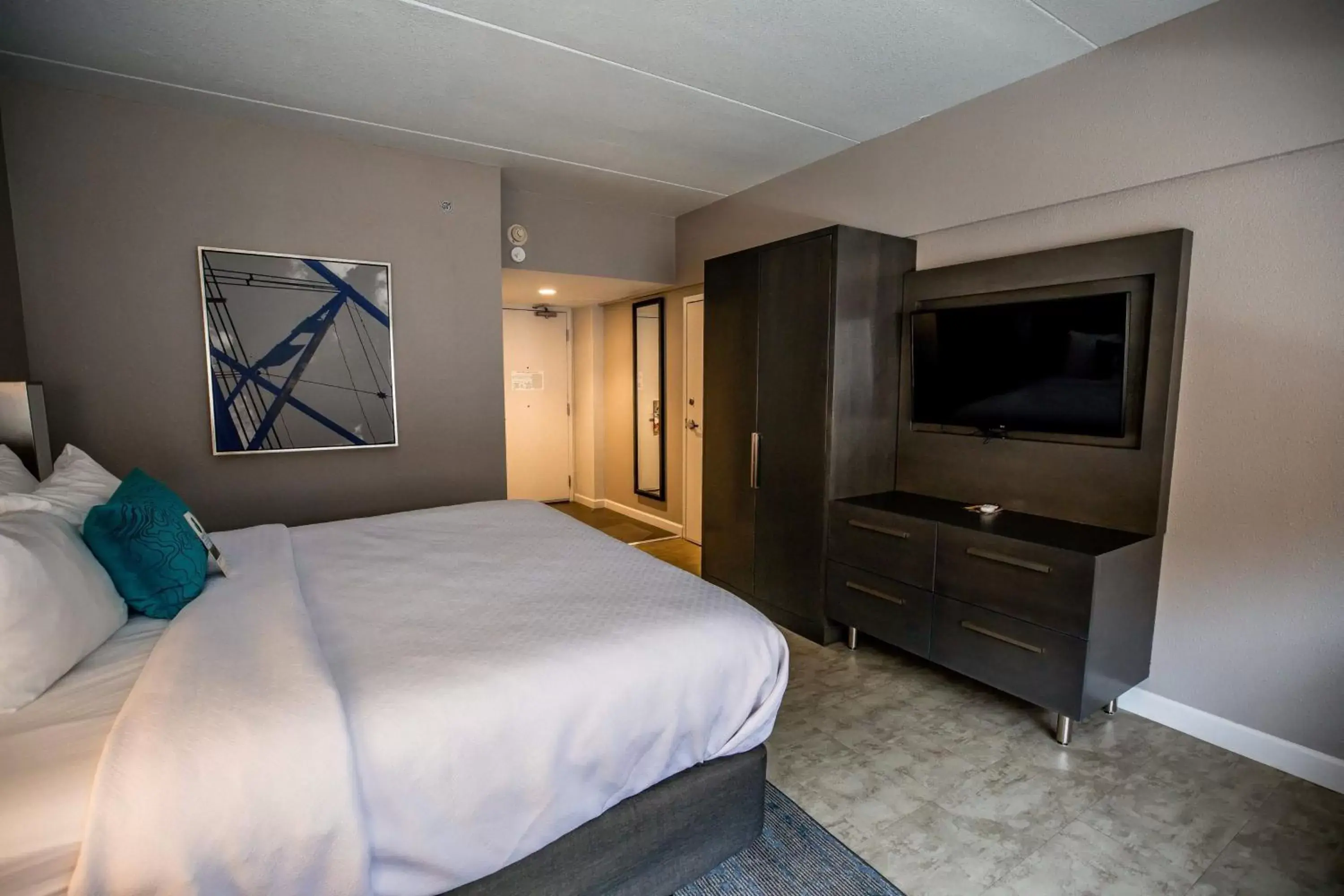 Photo of the whole room, Bed in Hotel Indigo Harrisburg – Hershey