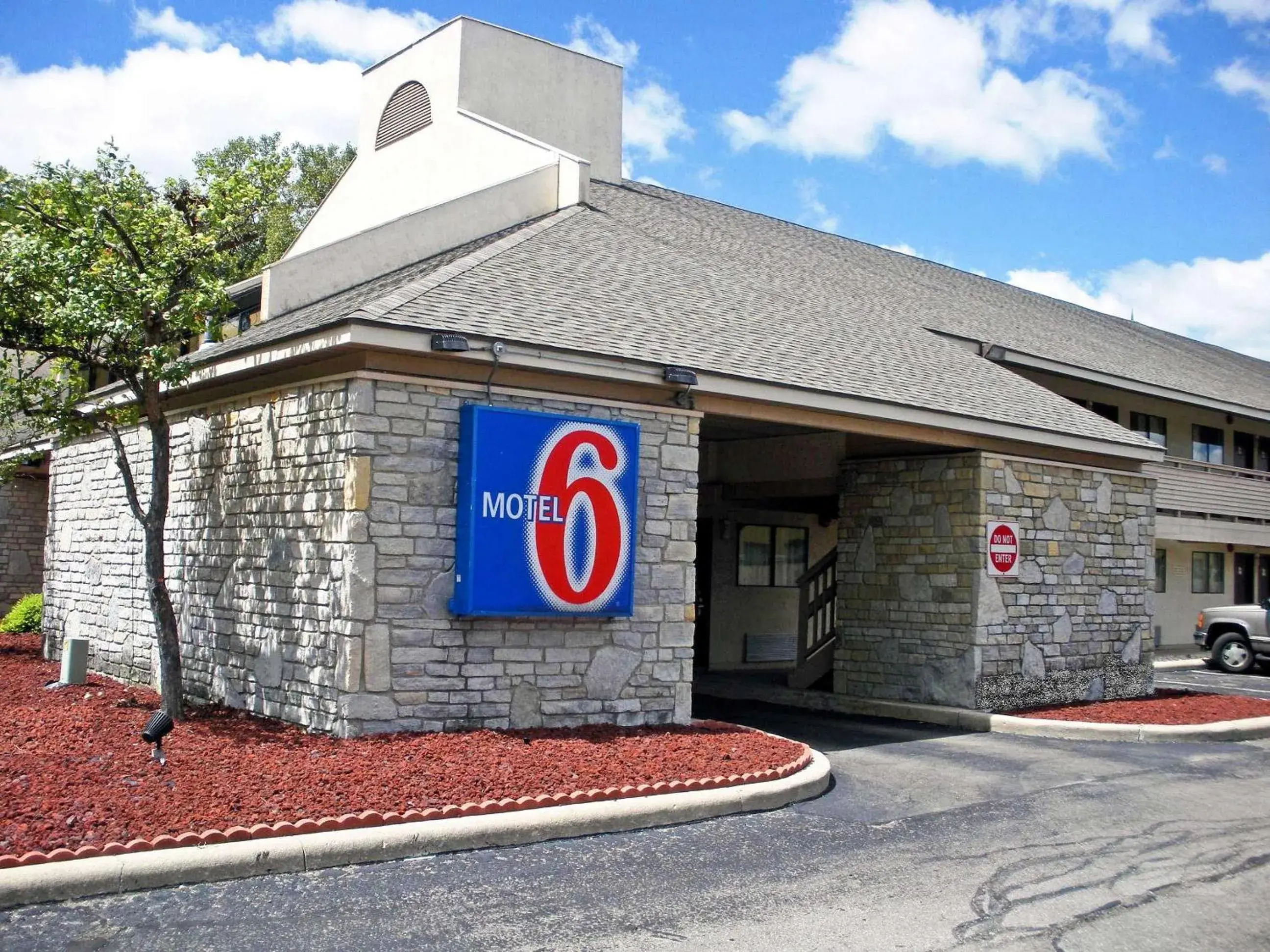 Property building in Motel 6-Dayton, OH - Englewood