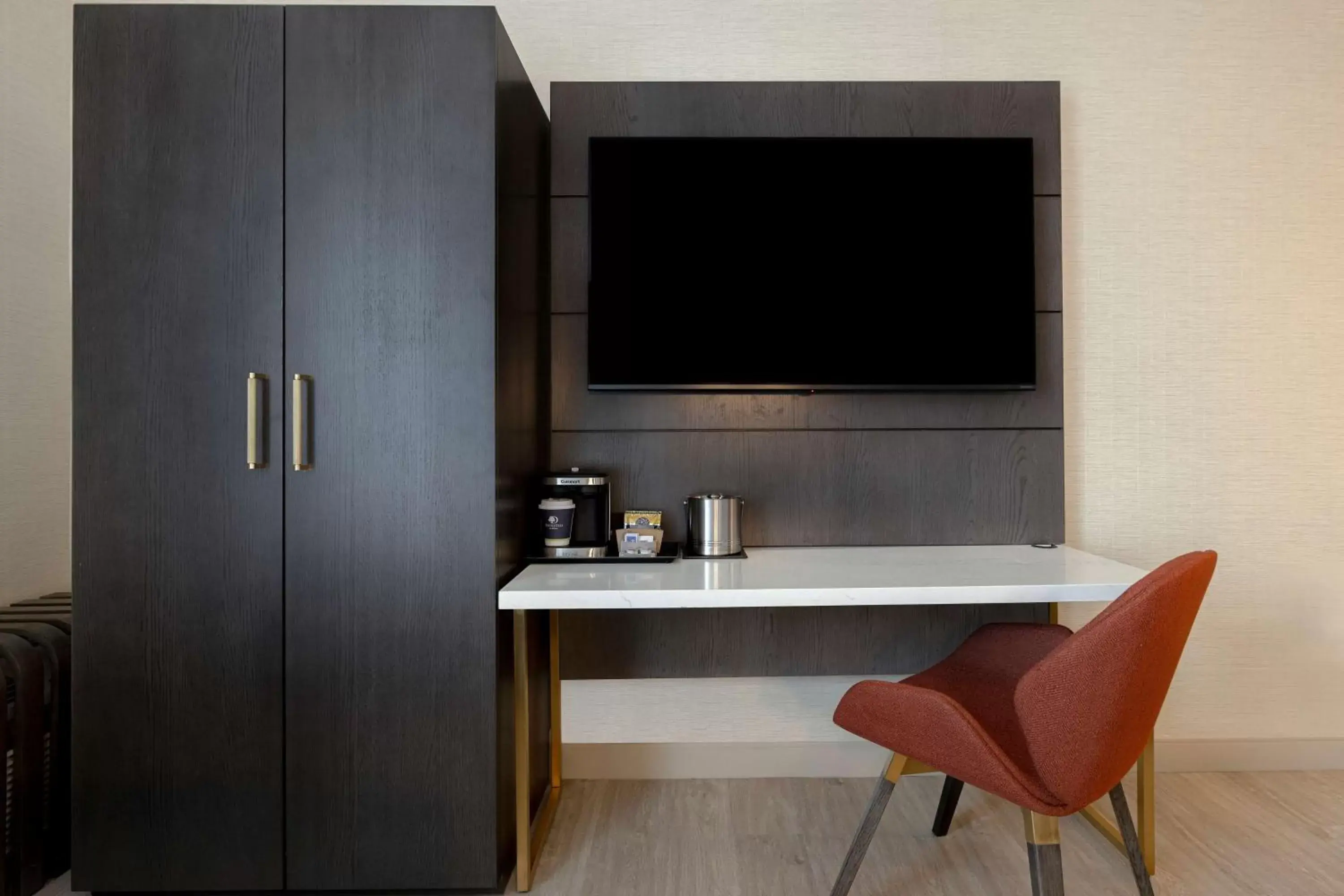 Bedroom, TV/Entertainment Center in Doubletree By Hilton Palmdale, Ca