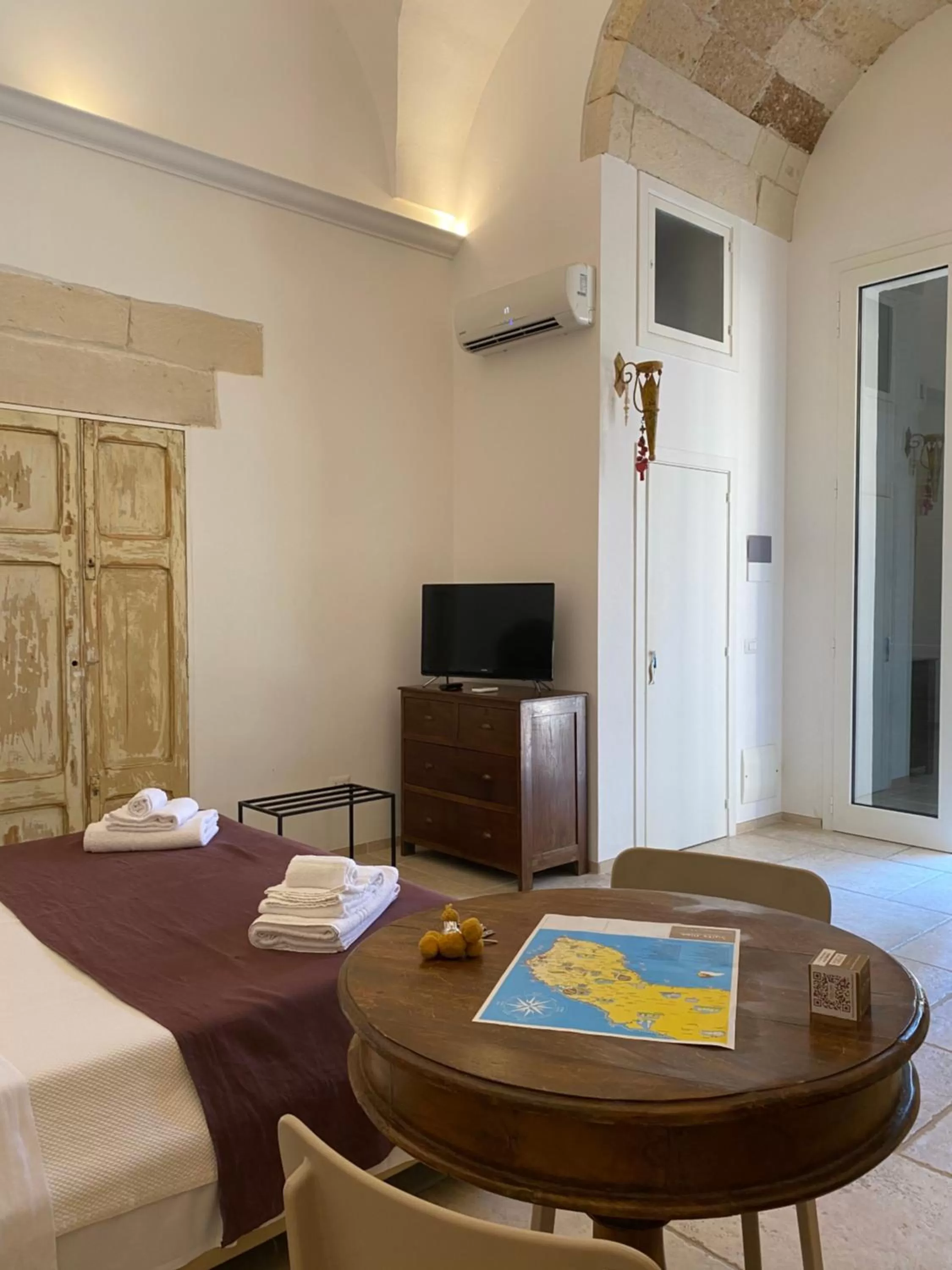 Photo of the whole room, Bed in Suite Nina