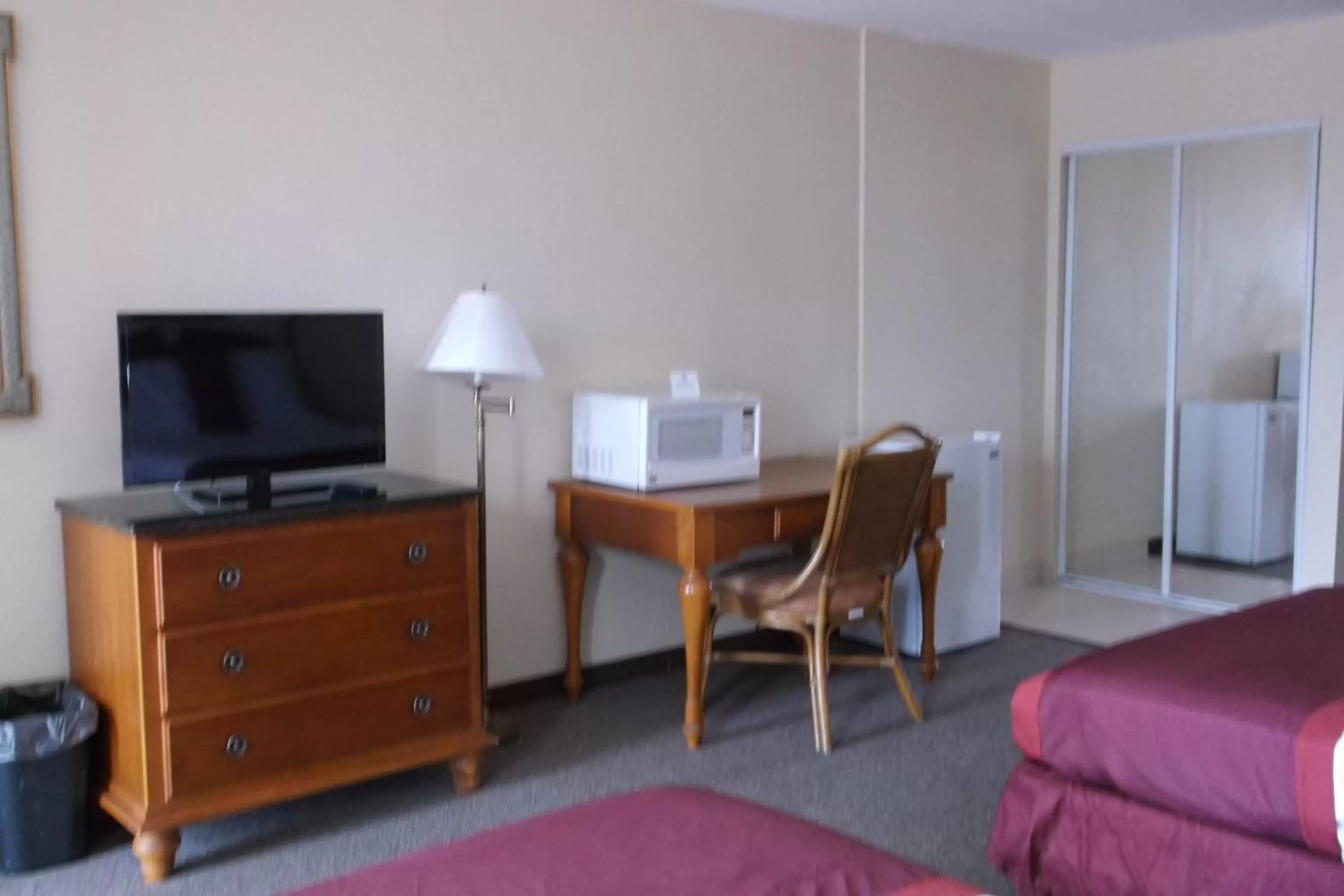 Decorative detail, Bed in Days Inn & Suites by Wyndham Lake Okeechobee