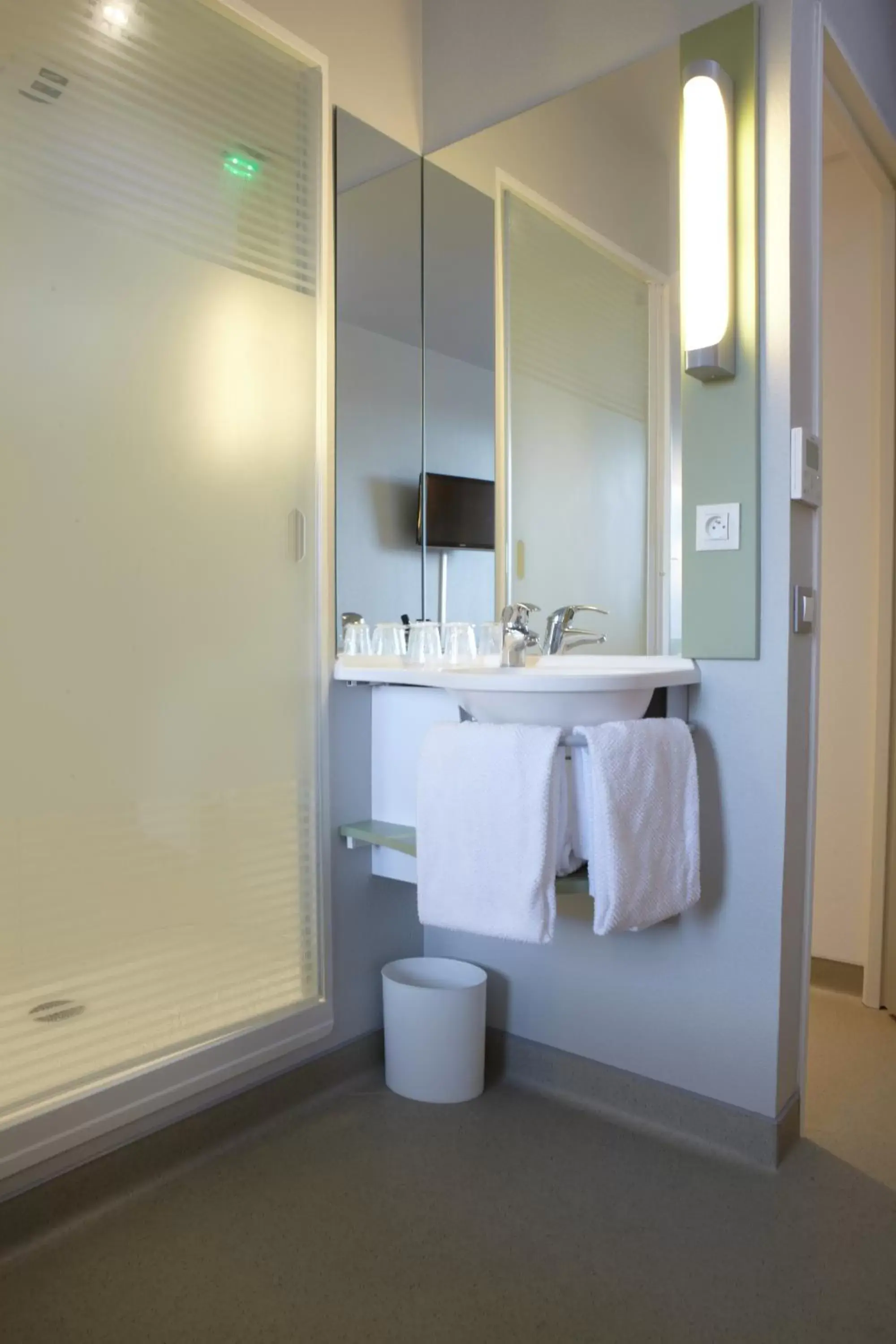 Bathroom in ibis budget Pontarlier