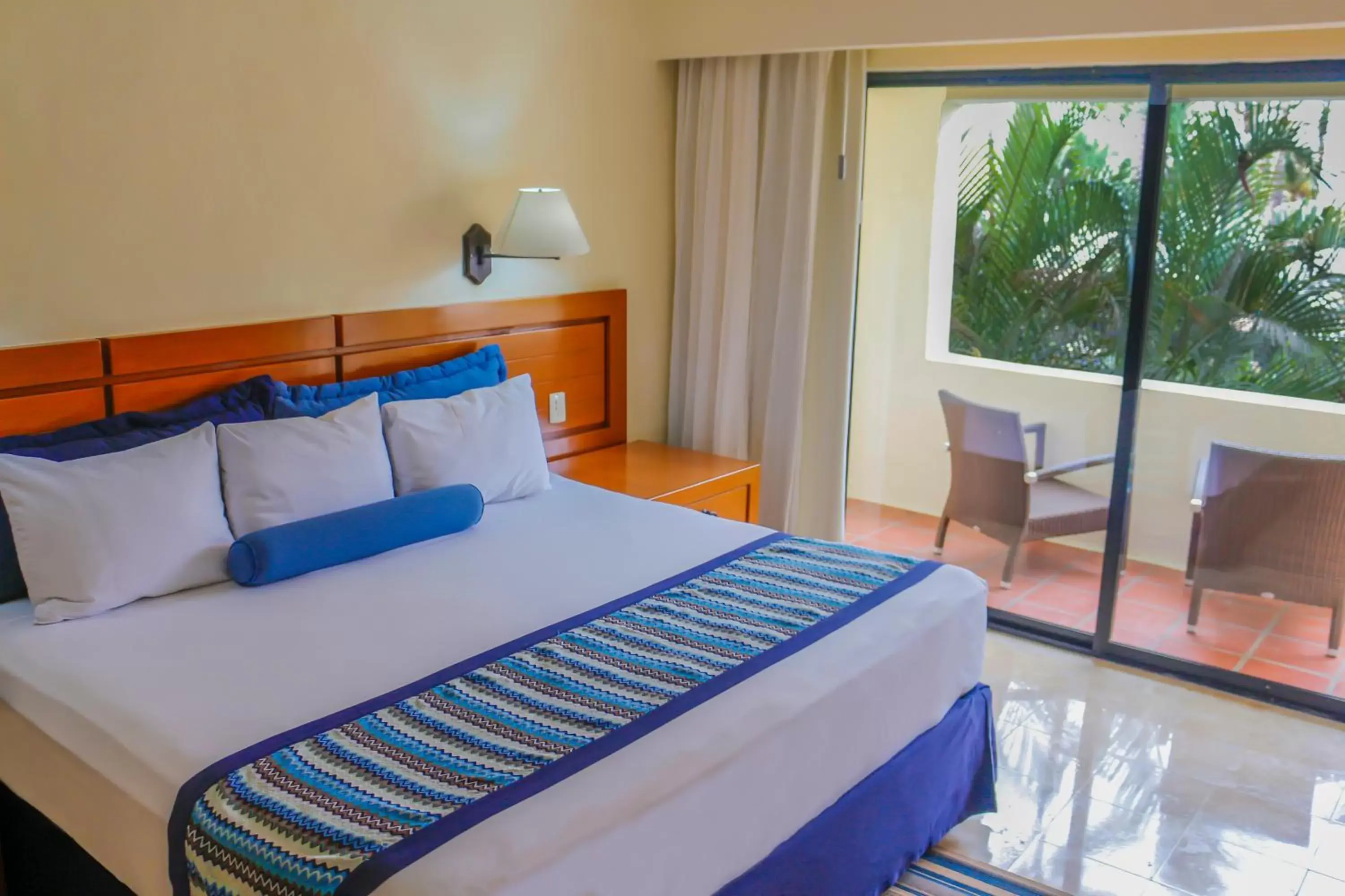 Bed in Plaza Pelicanos Grand Beach Resort All Inclusive