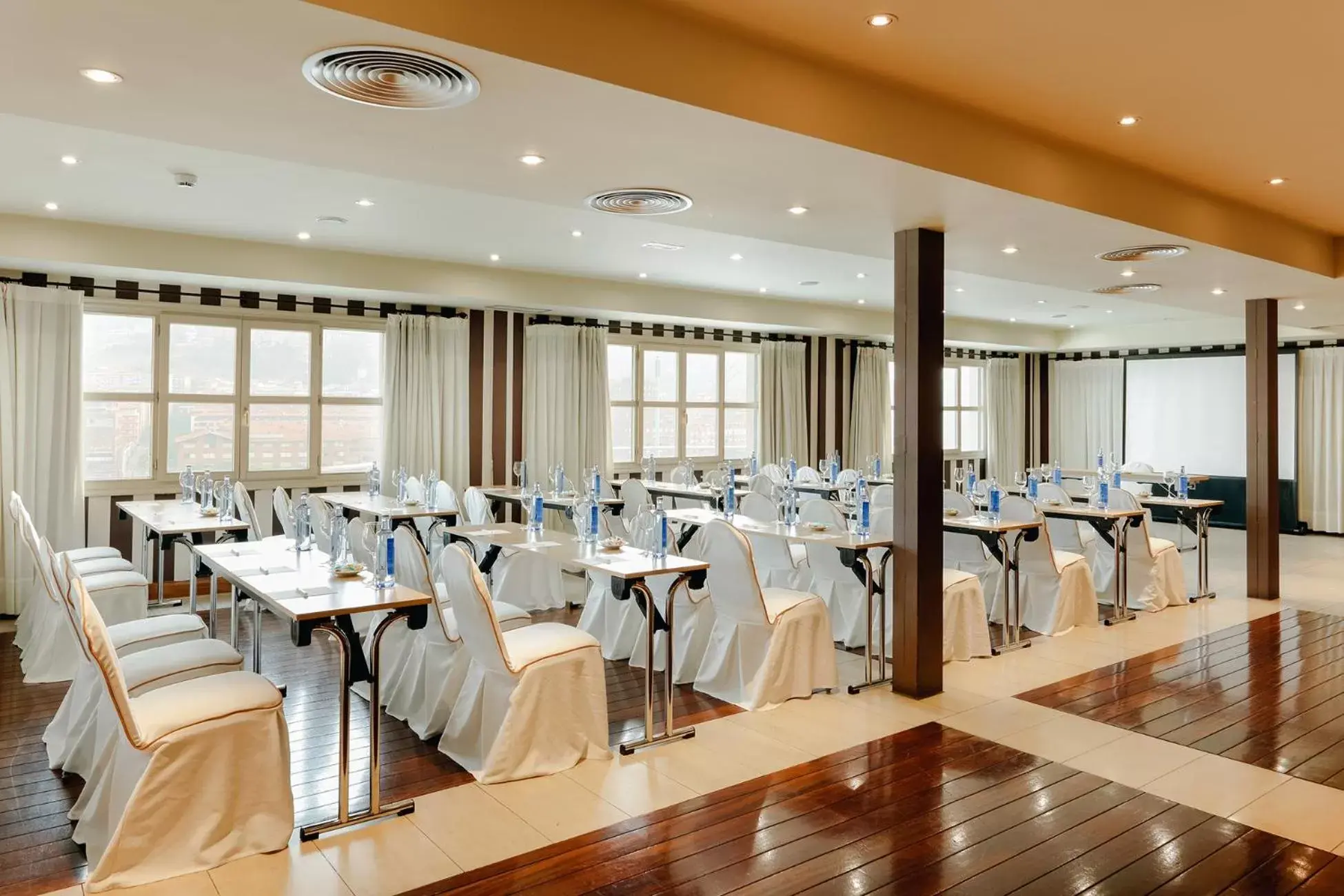 Meeting/conference room, Restaurant/Places to Eat in Abba Euskalduna Hotel