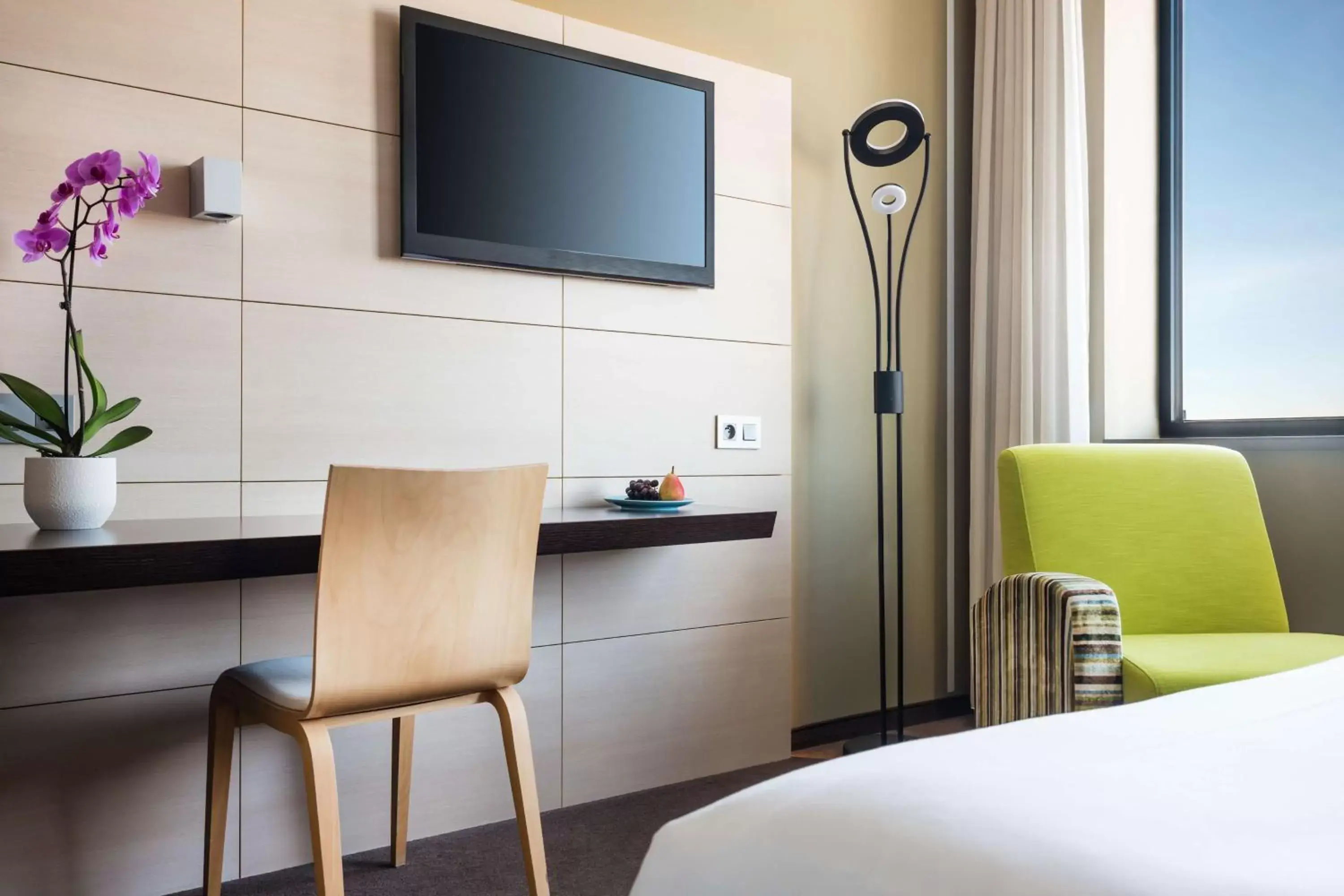 Bedroom, TV/Entertainment Center in Lindner Hotel Bratislava, part of JdV by Hyatt