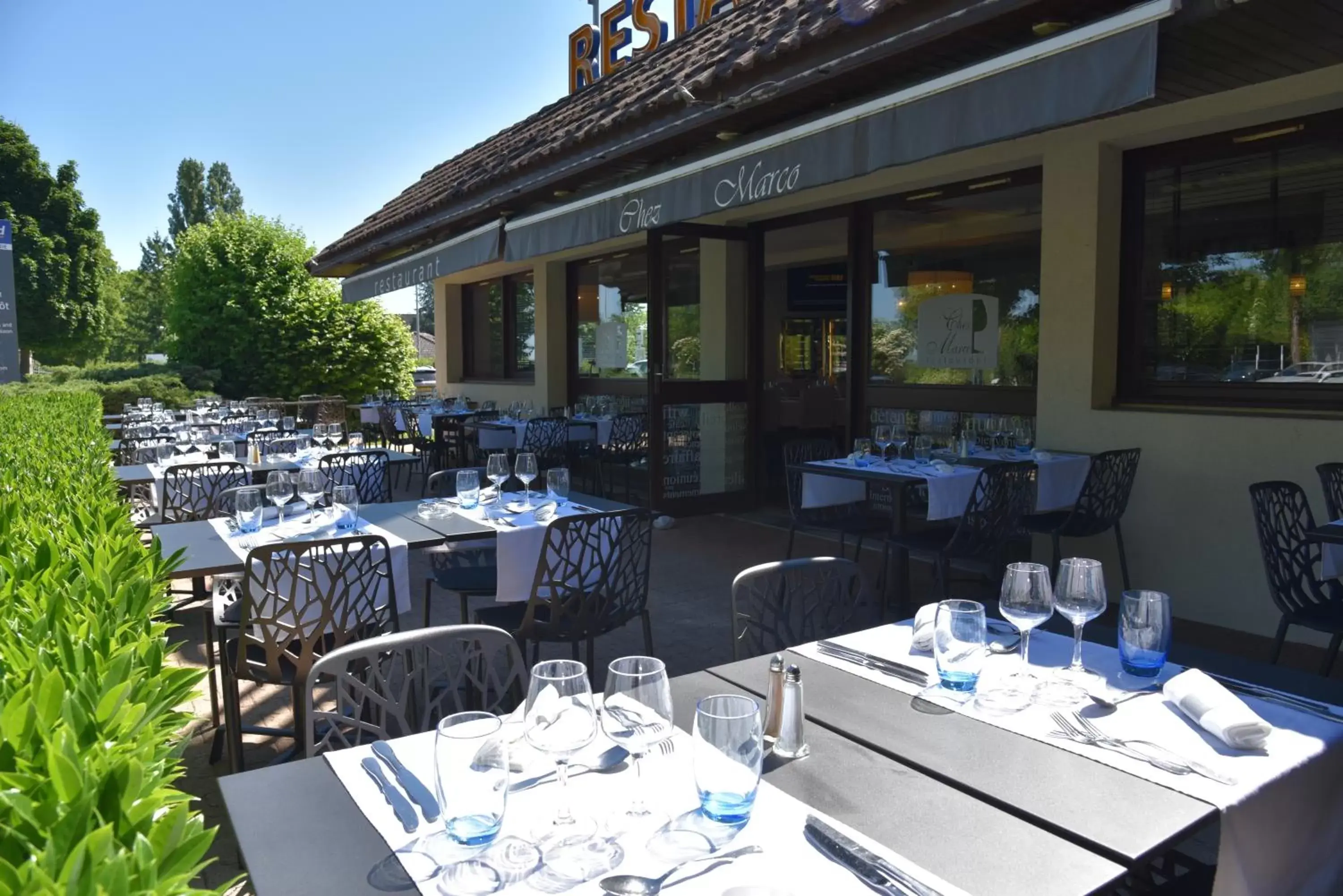 Patio, Restaurant/Places to Eat in Kyriad Dijon Est Mirande