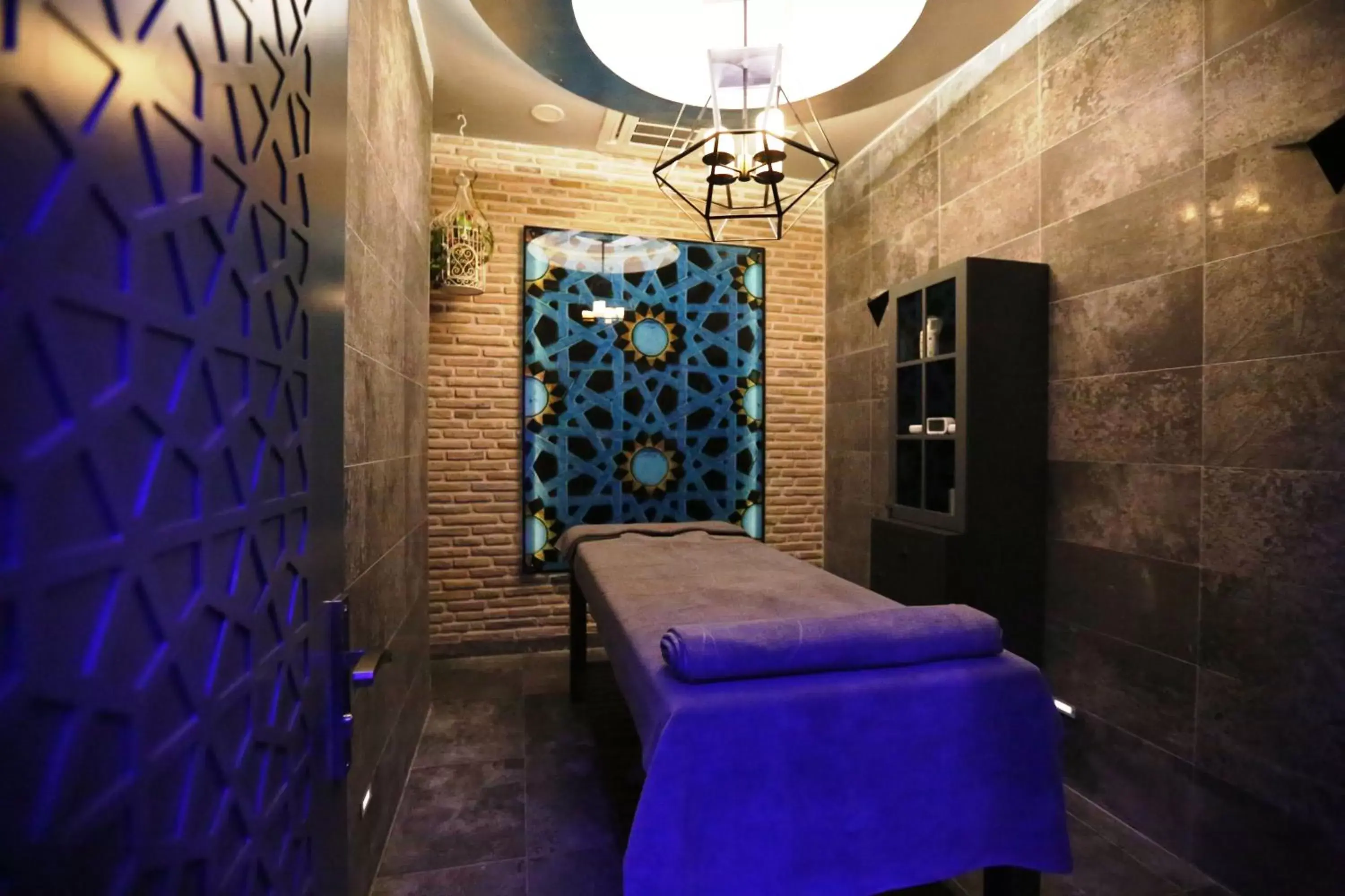 Massage in Sunprime C-Lounge - Adult Only