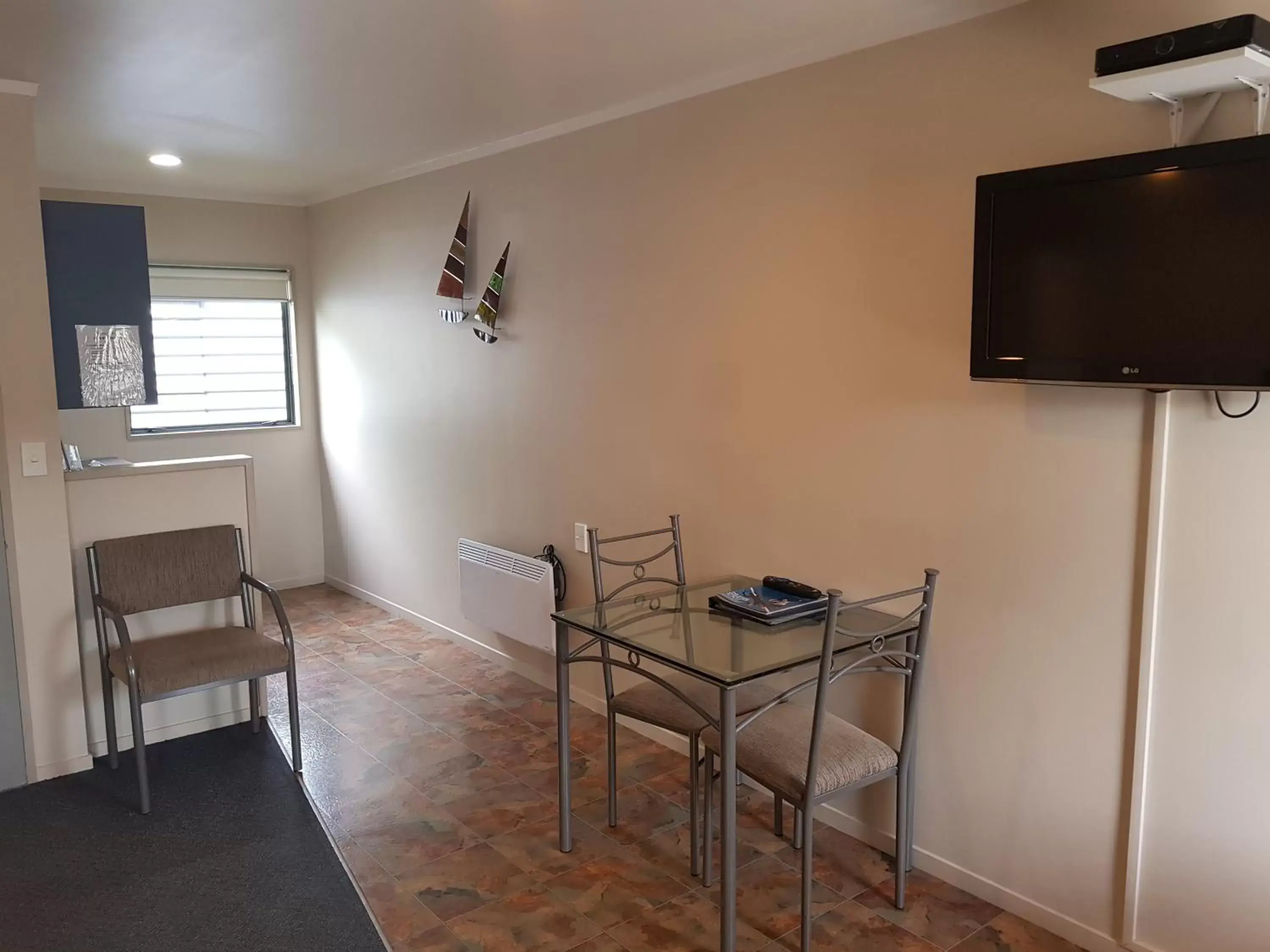 Seating area, TV/Entertainment Center in Portmans Motor Lodge