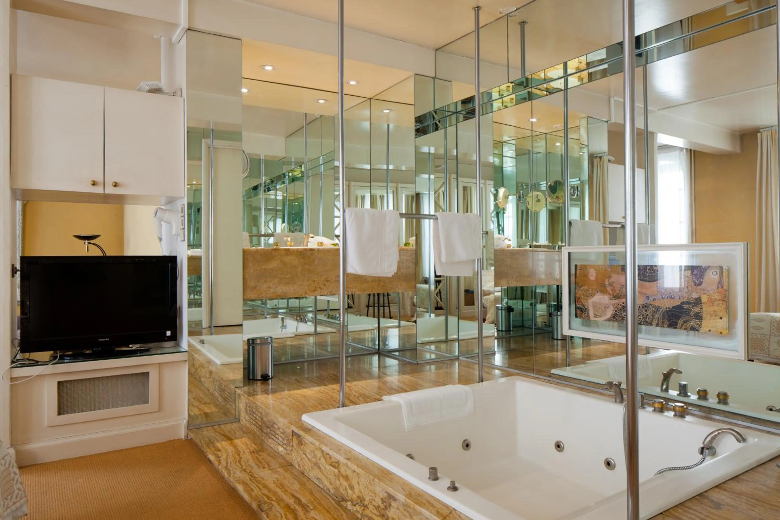 TV and multimedia in Hôtel de France