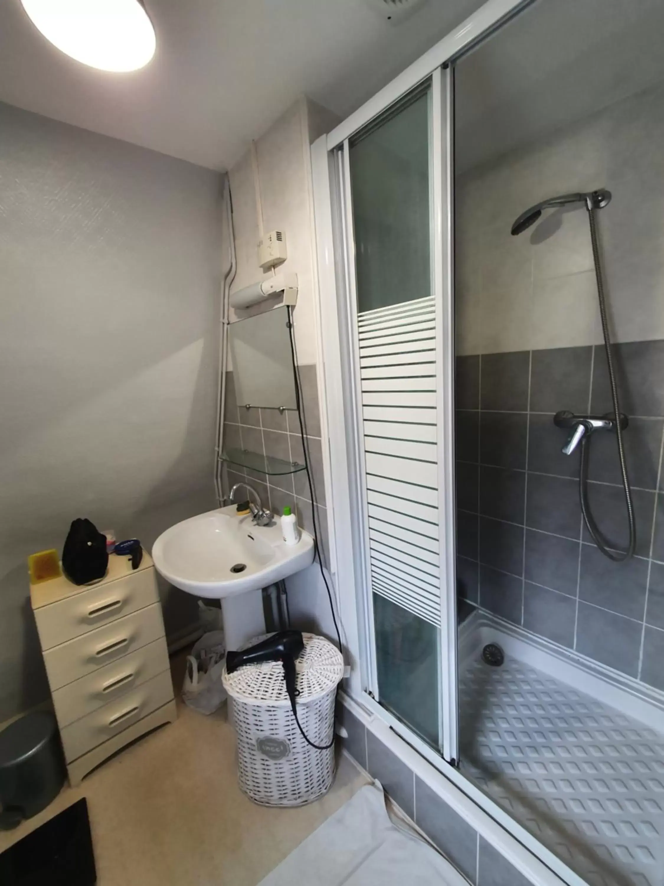 Shower, Bathroom in Cocon cosy avec SDB privée à Tours centre