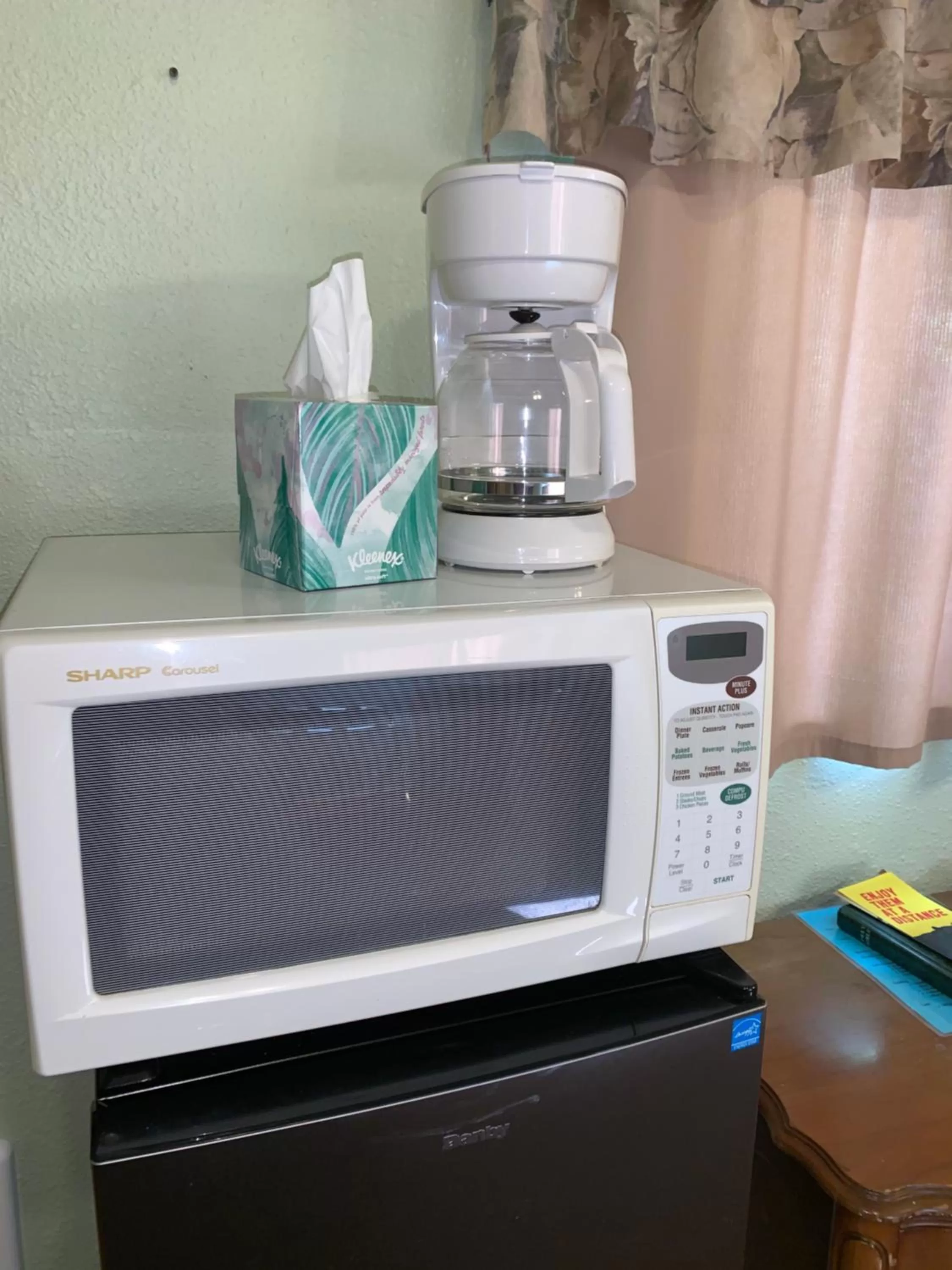 minibar, Kitchen/Kitchenette in Glacier Haven Inn
