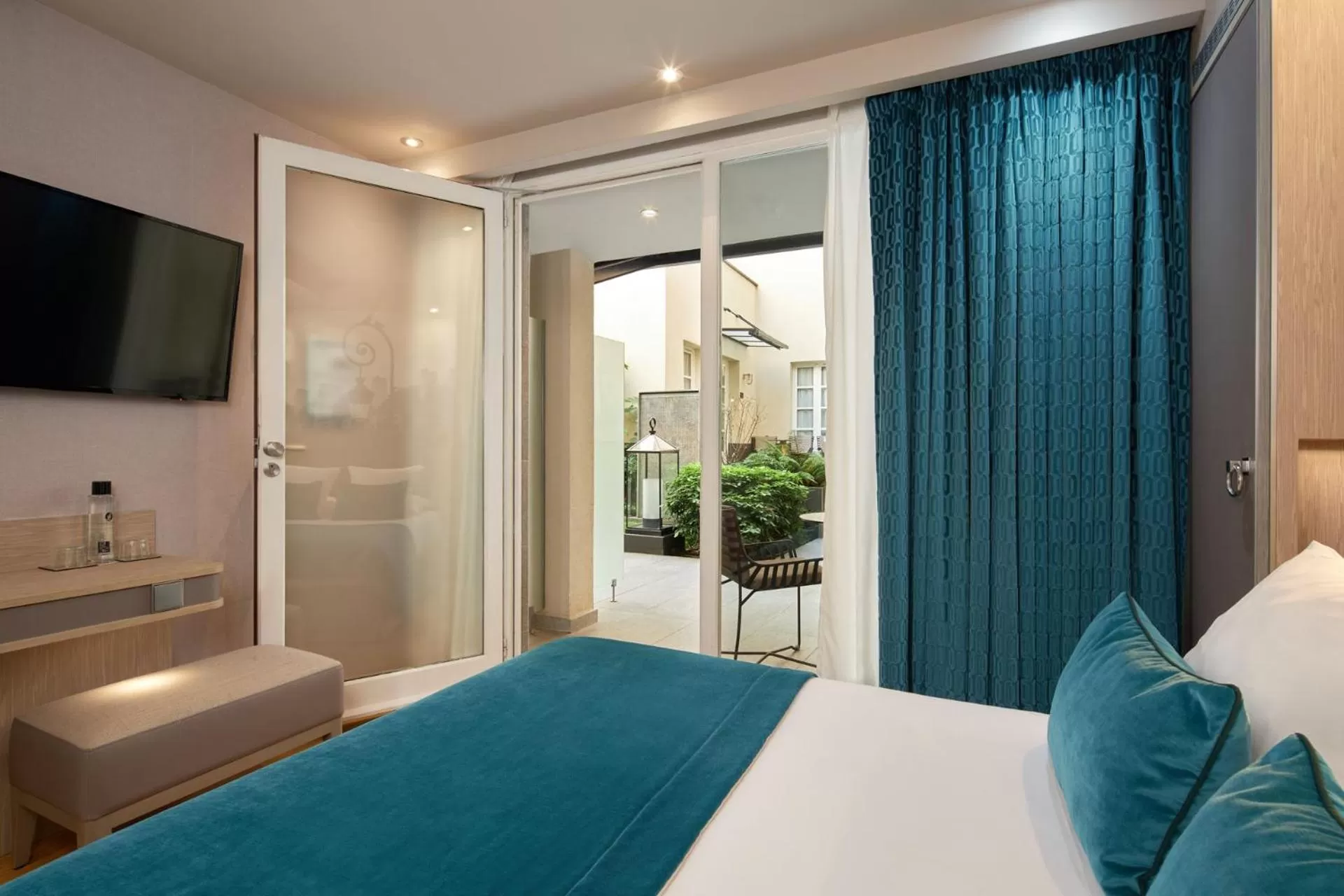 Bed in Hotel La Lanterne & Spa By Timhotel