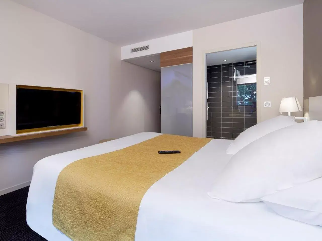 Bedroom, Bed in Kyriad Prestige Pau – Palais des Sports