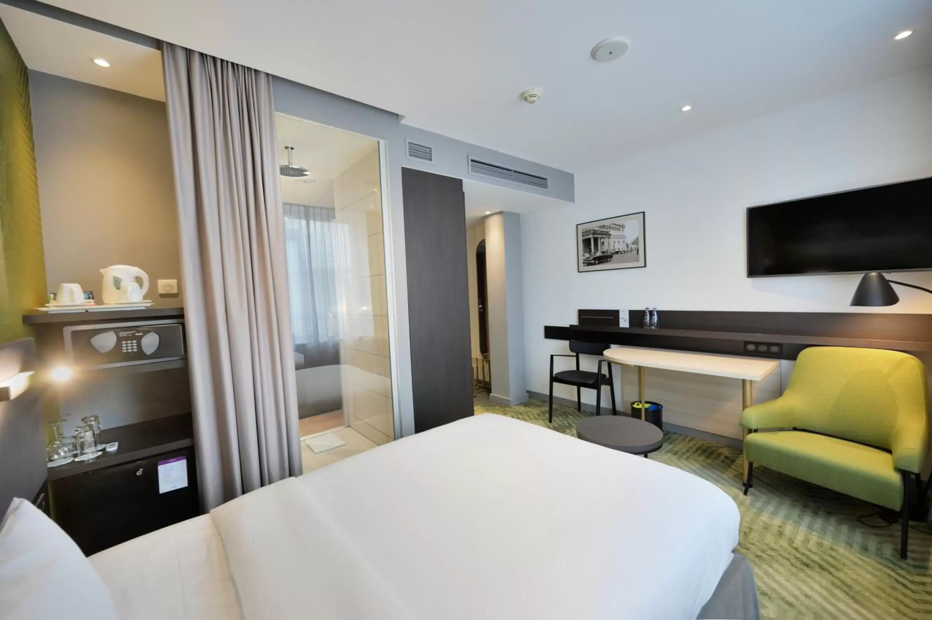 Shower, Bed in Mercure Warszawa Grand