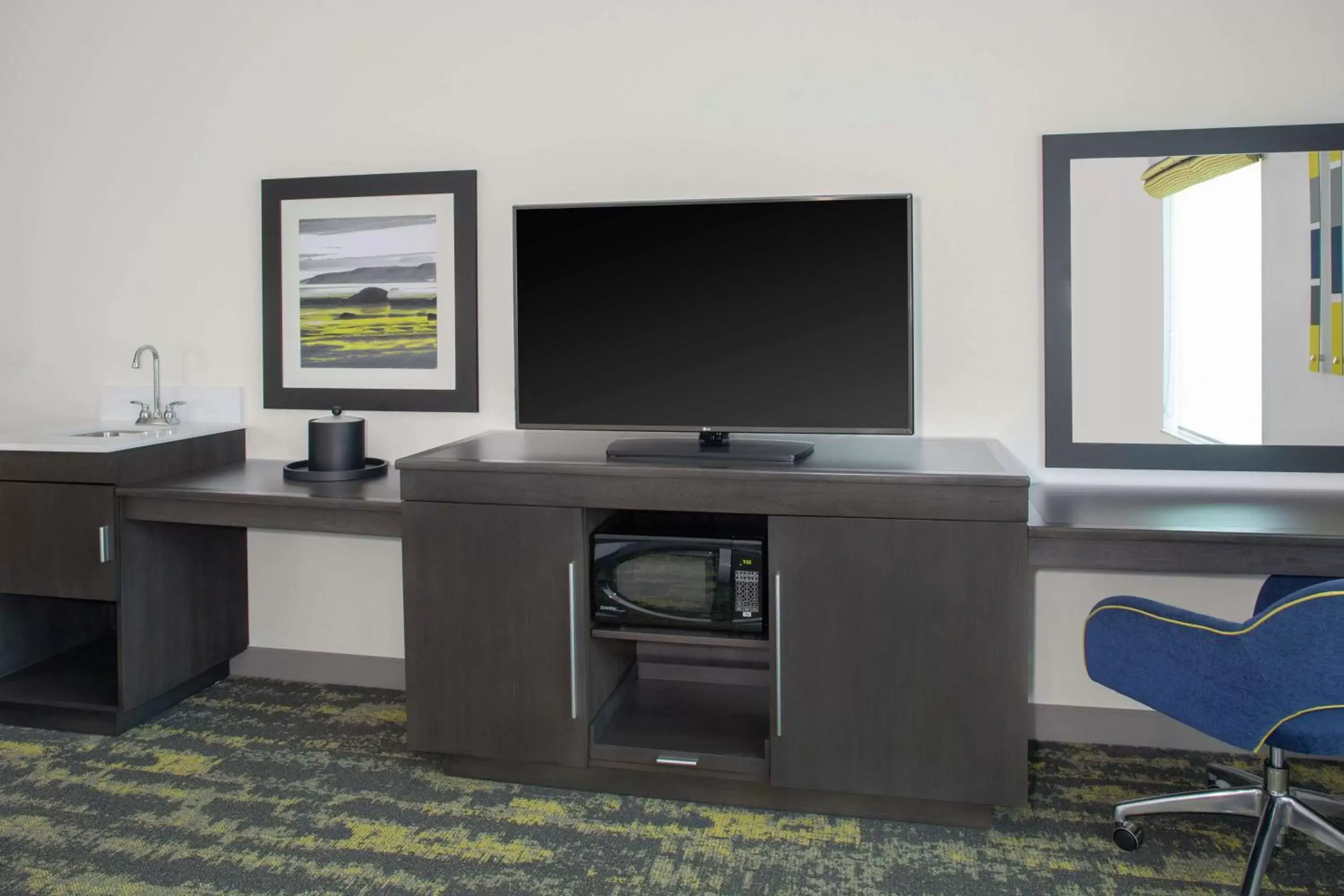 Bedroom, TV/Entertainment Center in Hampton Inn & Suites Irvine/Orange County Airport