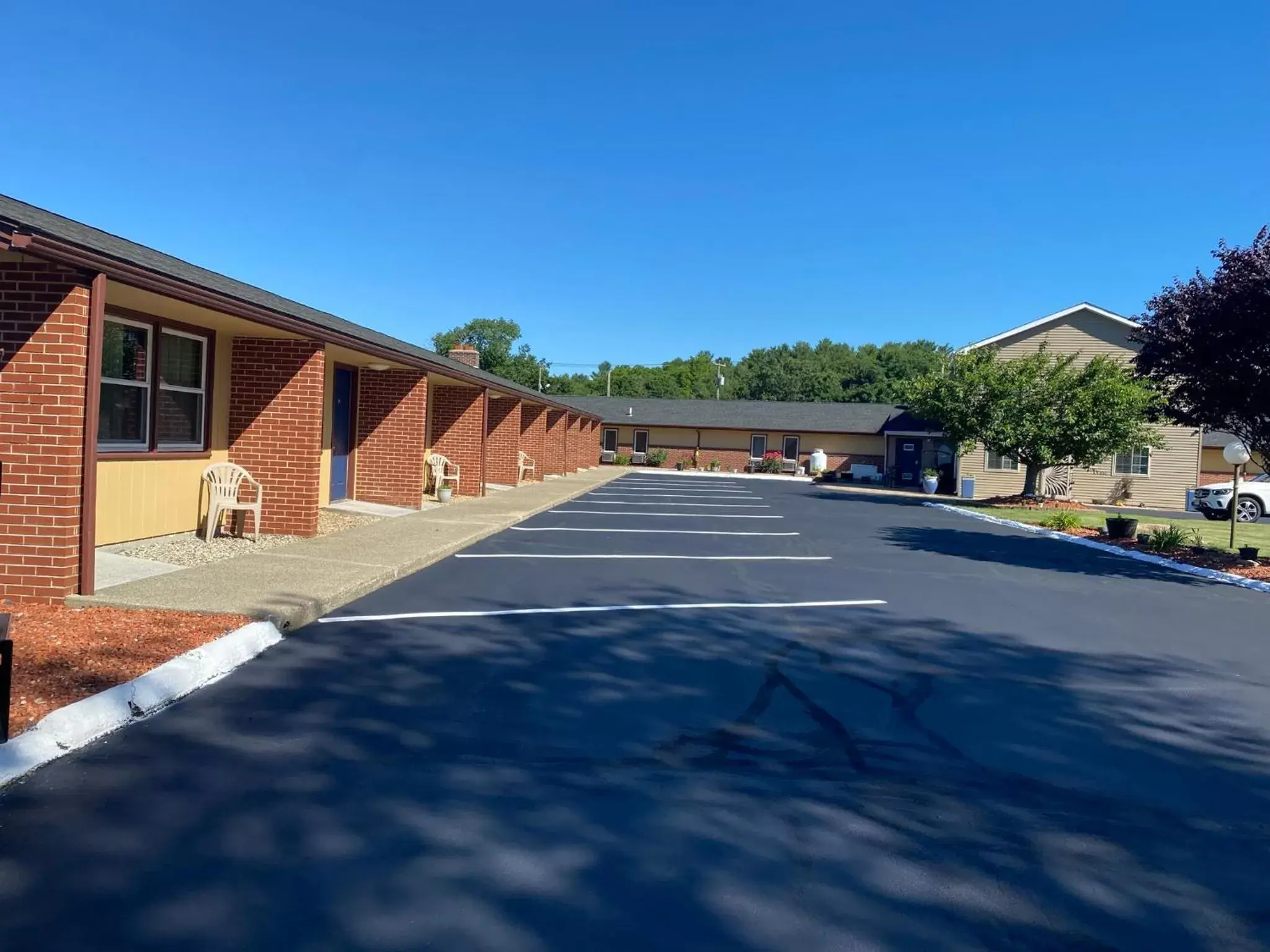 Parking, Swimming Pool in Quiet Corner Inn