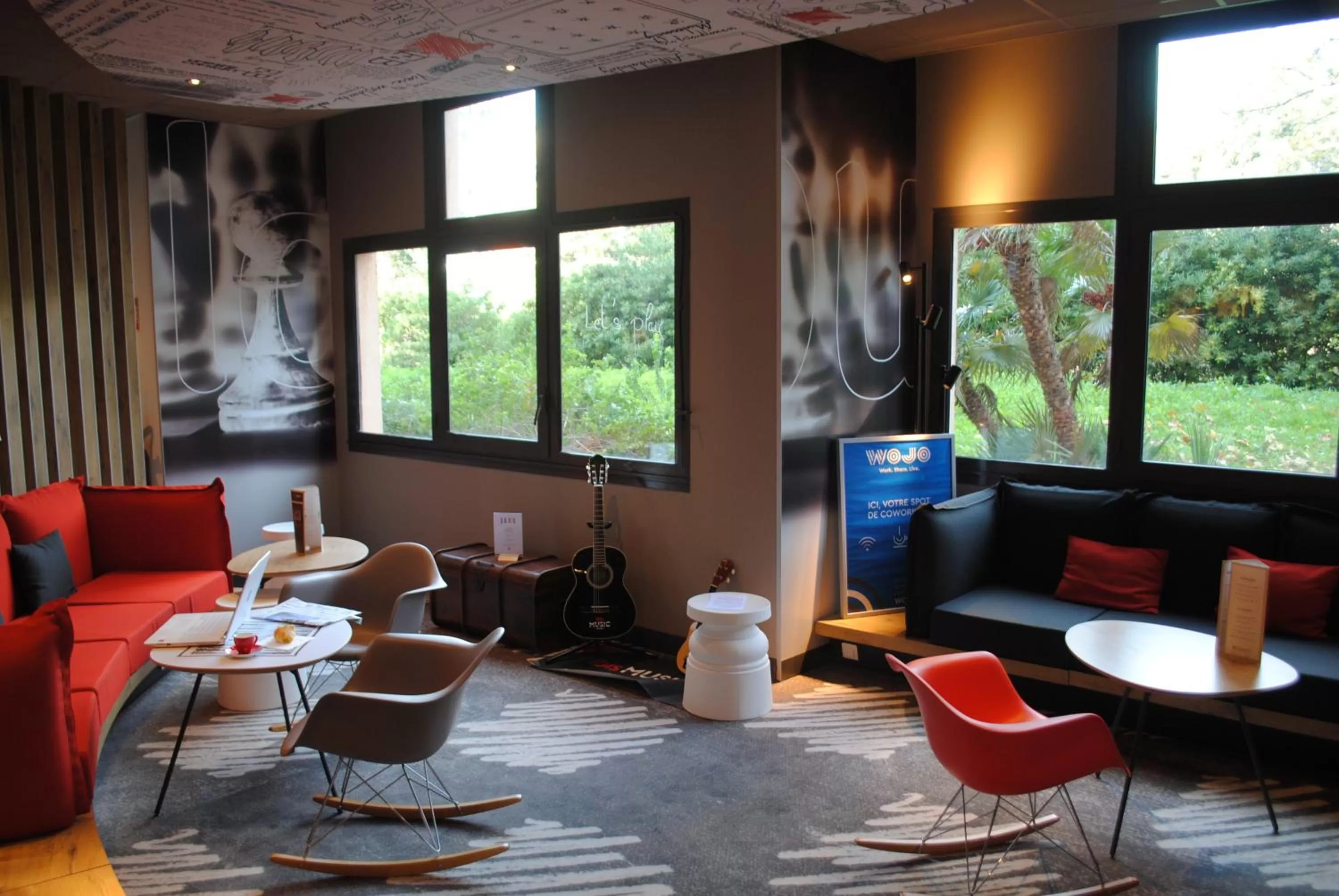 Lounge or bar in ibis Hyeres Centre