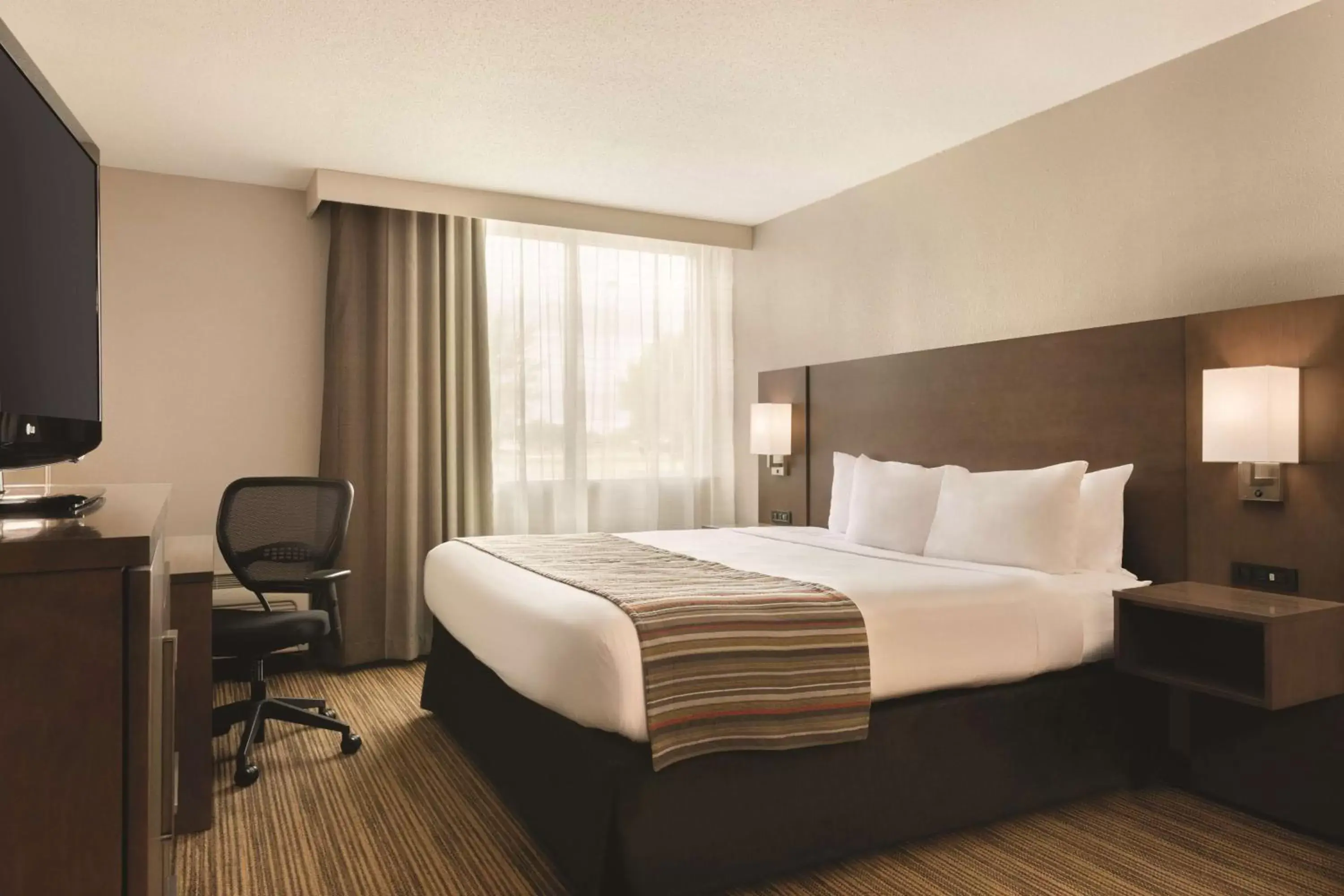 Photo of the whole room, Bed in Country Inn & Suites by Radisson, Fergus Falls, MN