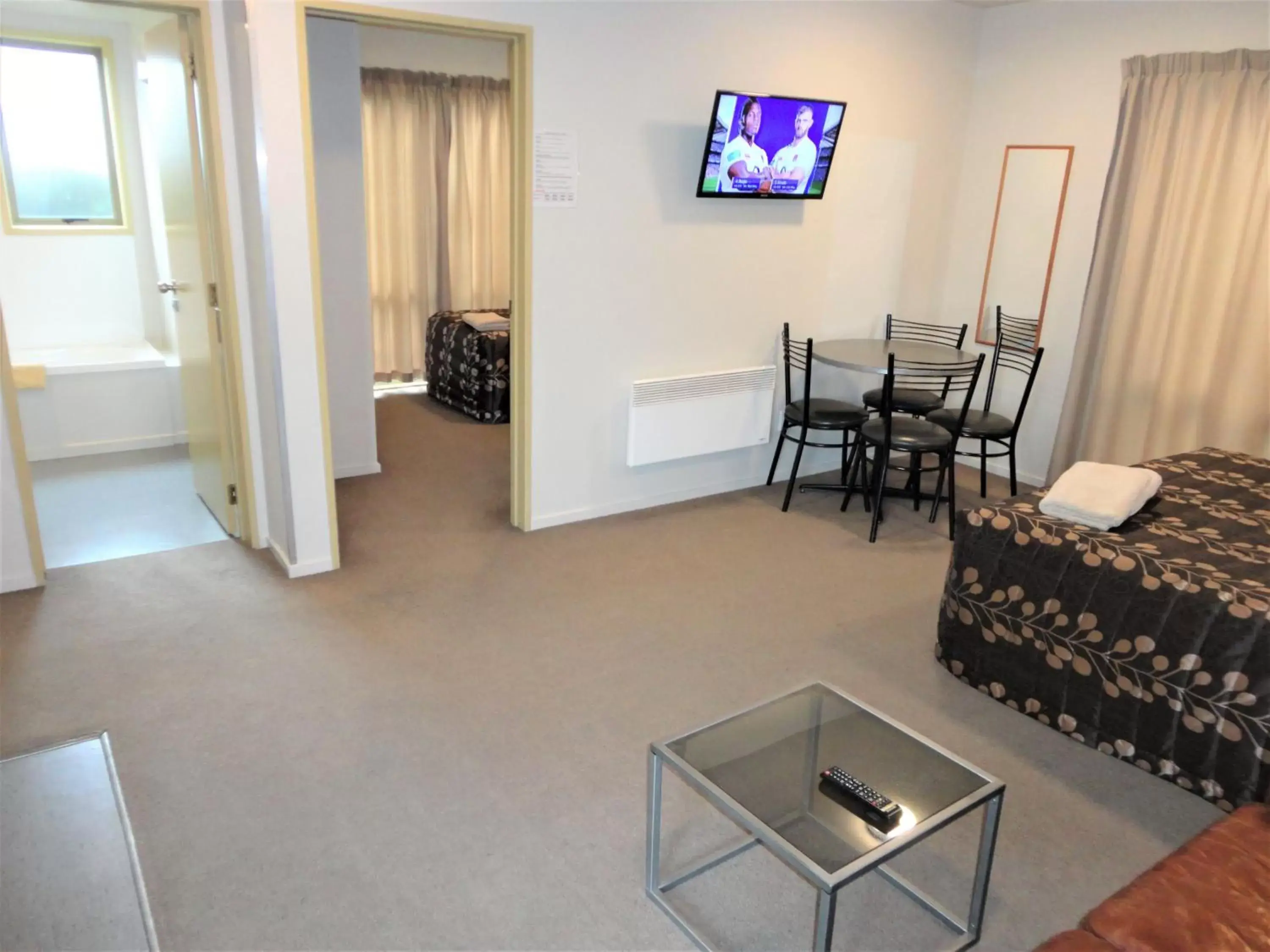 Living room, Seating Area in Bealey Avenue Motel