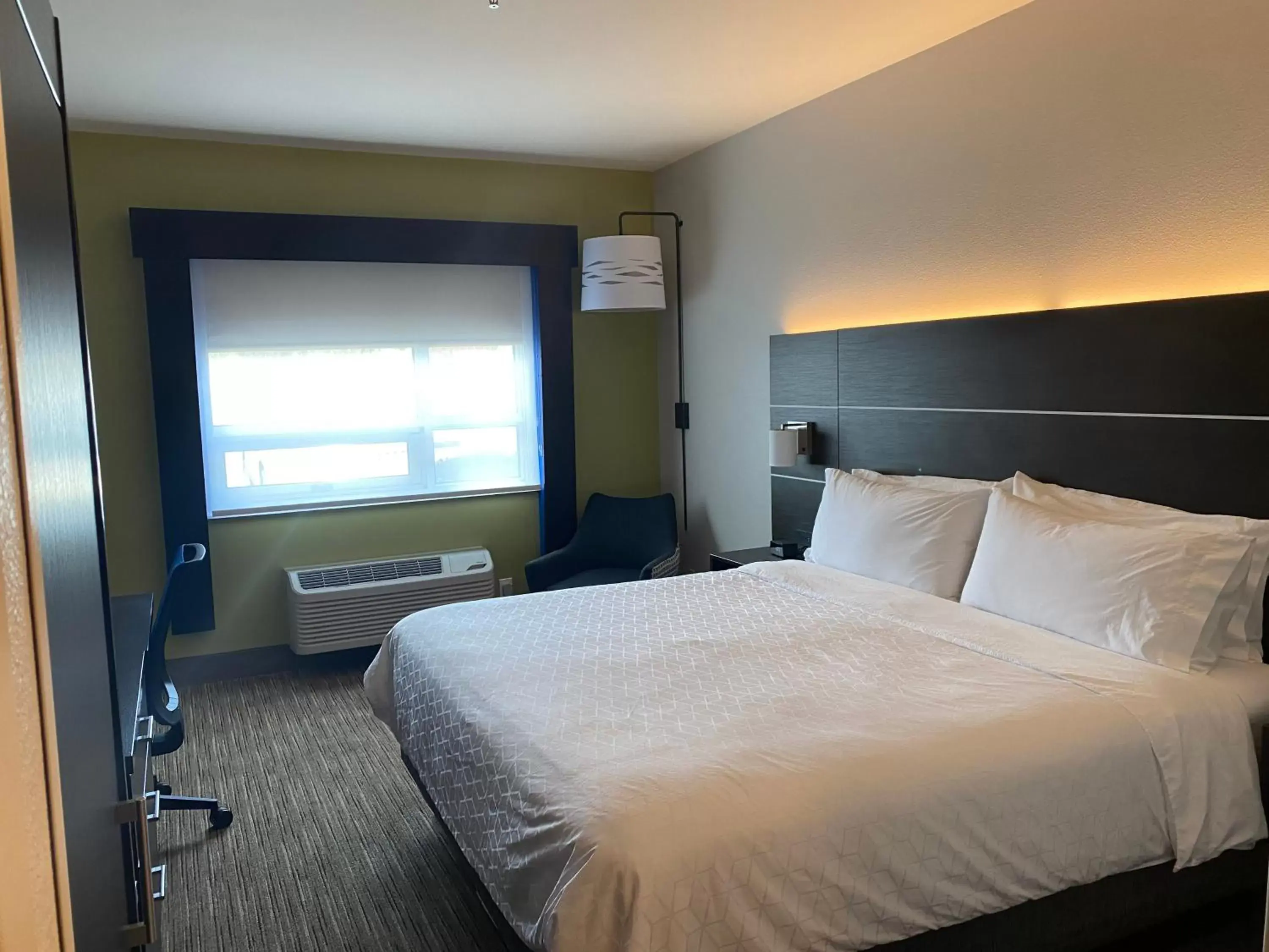 Bed in Holiday Inn Express & Suites - Santa Fe, an IHG Hotel