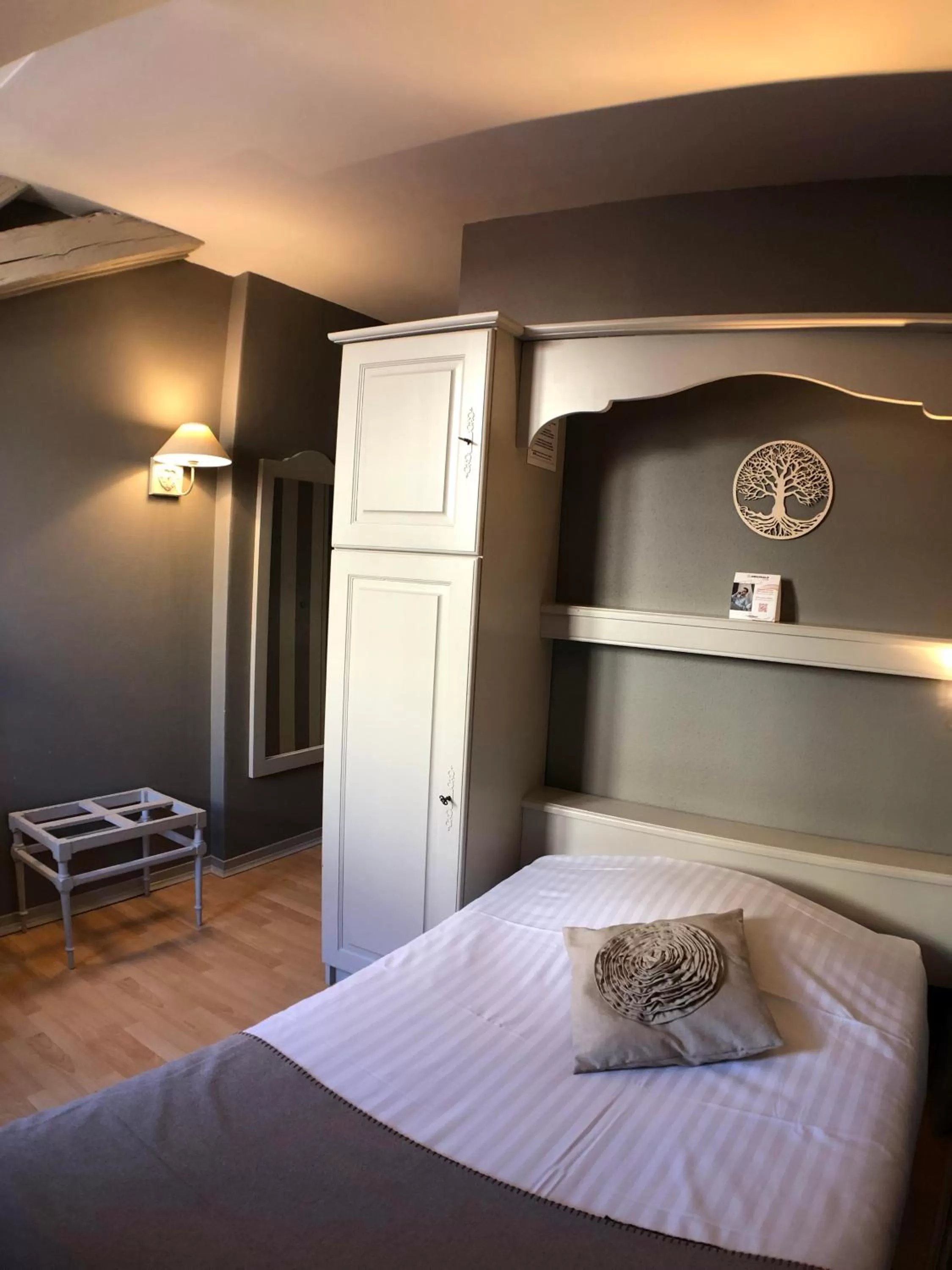 Bed in The Originals Boutique, Hôtel de la Balance, Montbéliard