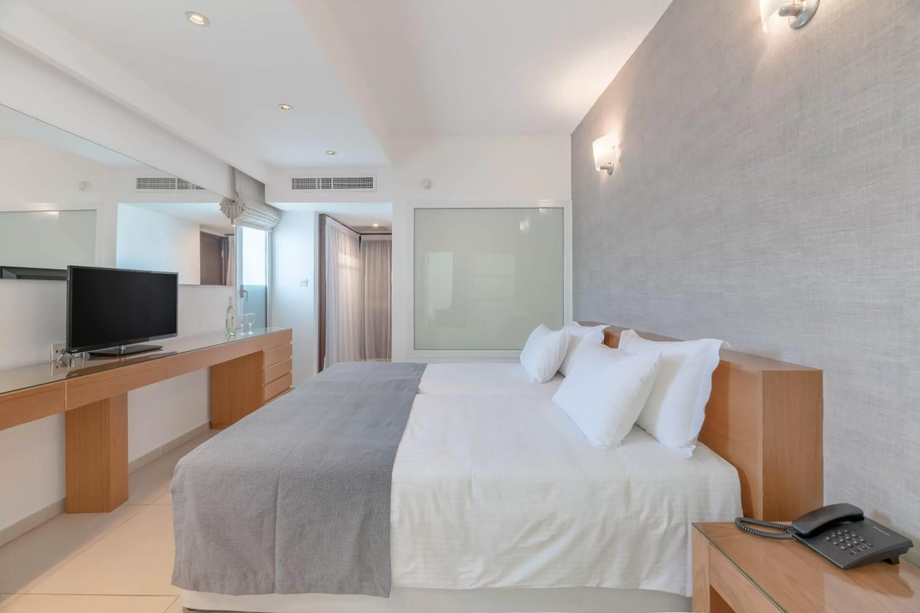 Bathroom, Bed in Napa Mermaid Hotel & Suites