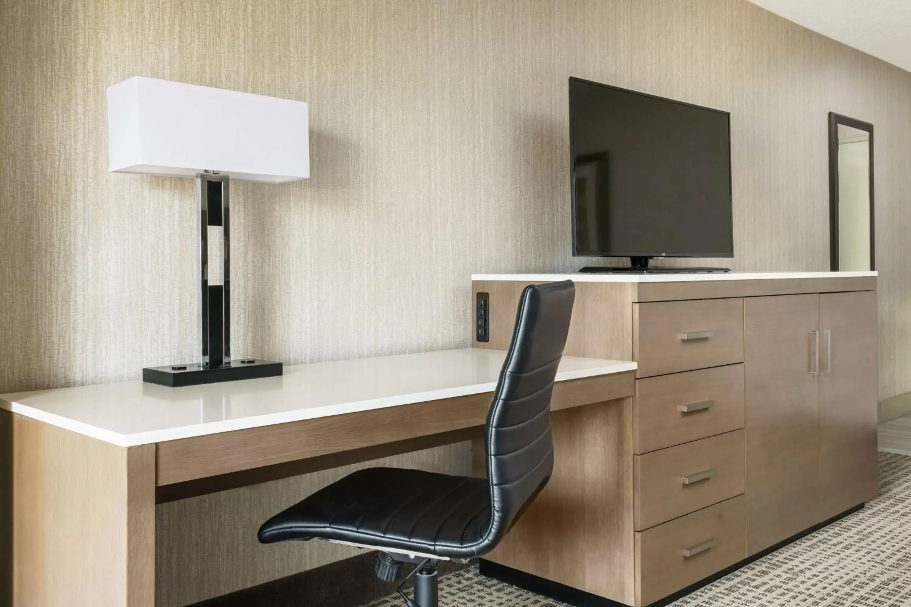 Bedroom, TV/Entertainment Center in DoubleTree by Hilton Orlando Airport Hotel
