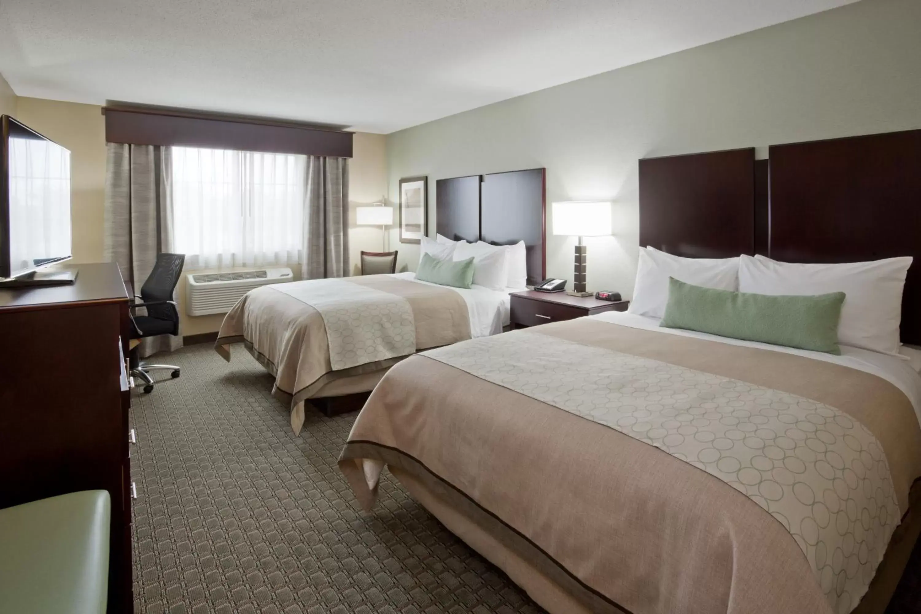 Bed, TV/Entertainment Center in GrandStay Hotel & Suites - Glenwood